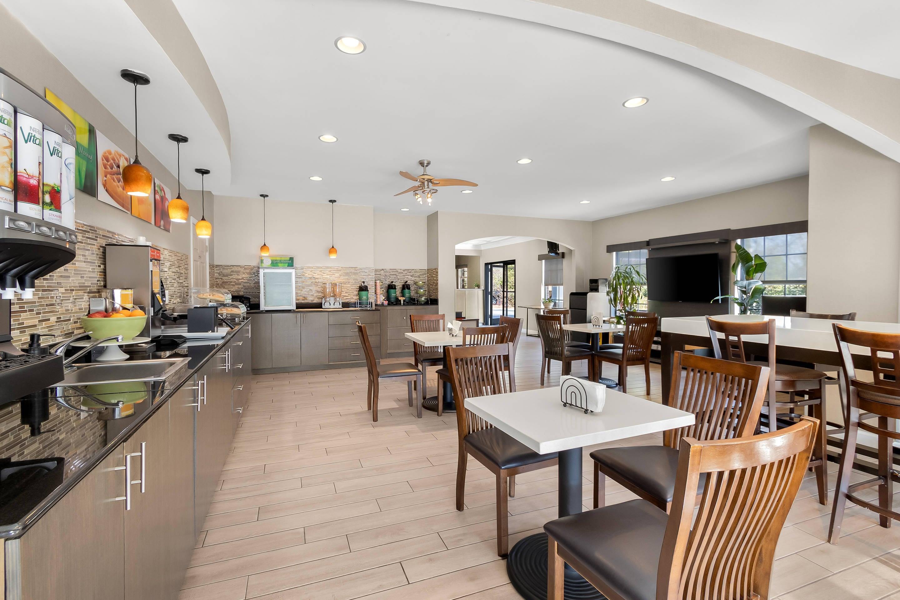 Breakfast area | Quality Inn & Suites Lexington