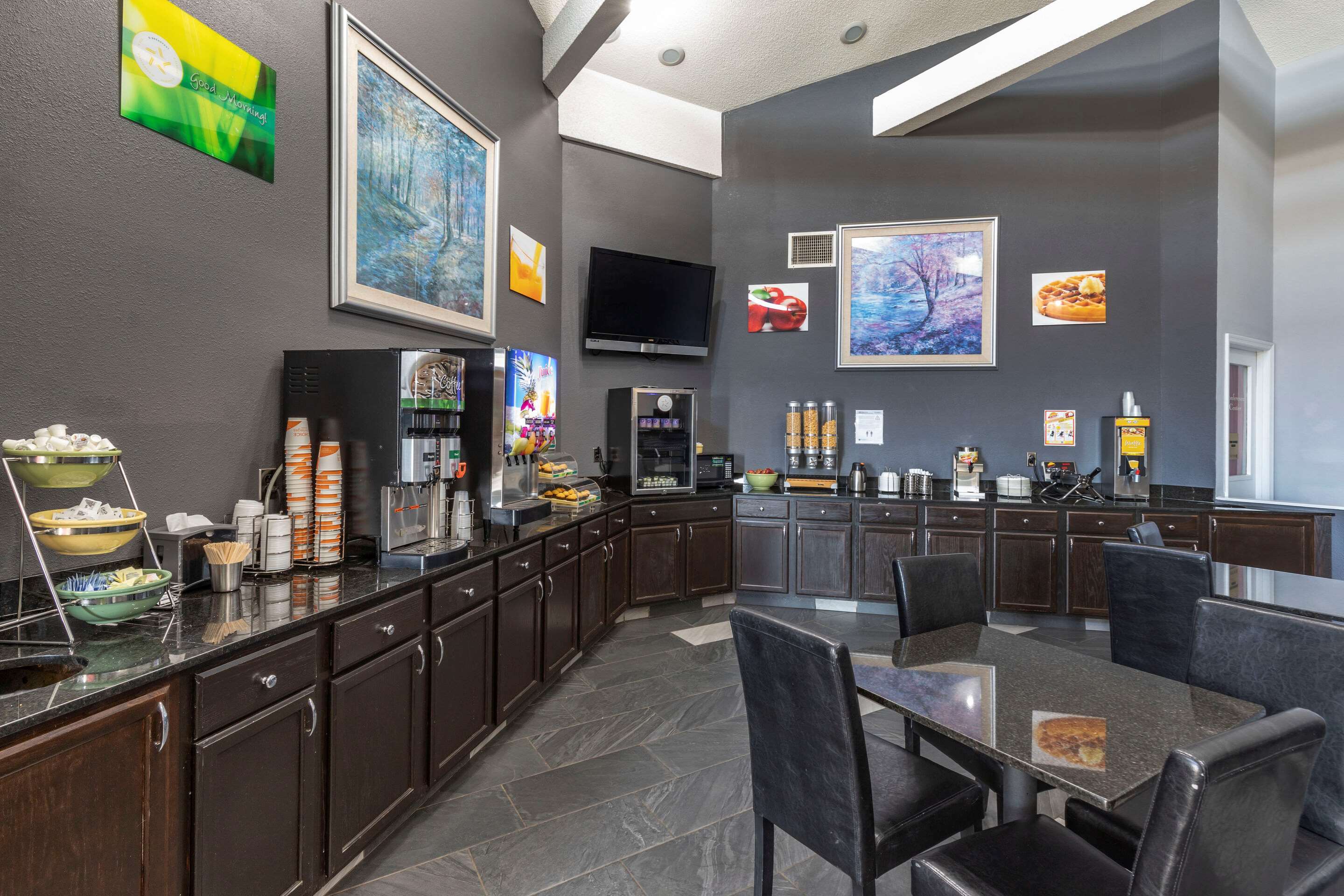 Enjoy breakfast in this seating area | Quality Inn Duncan - Spartanburg West