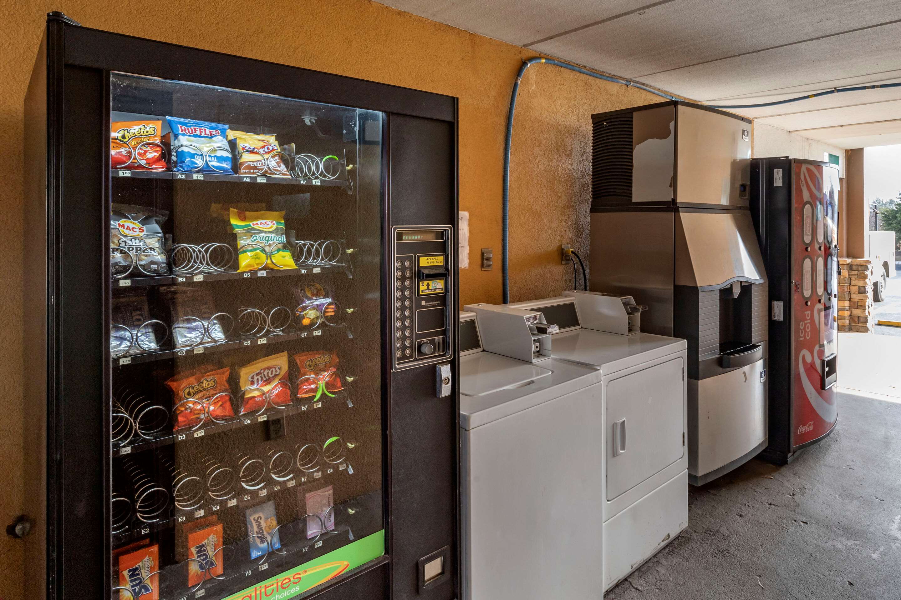 Hotel vending area | Quality Inn Duncan - Spartanburg West