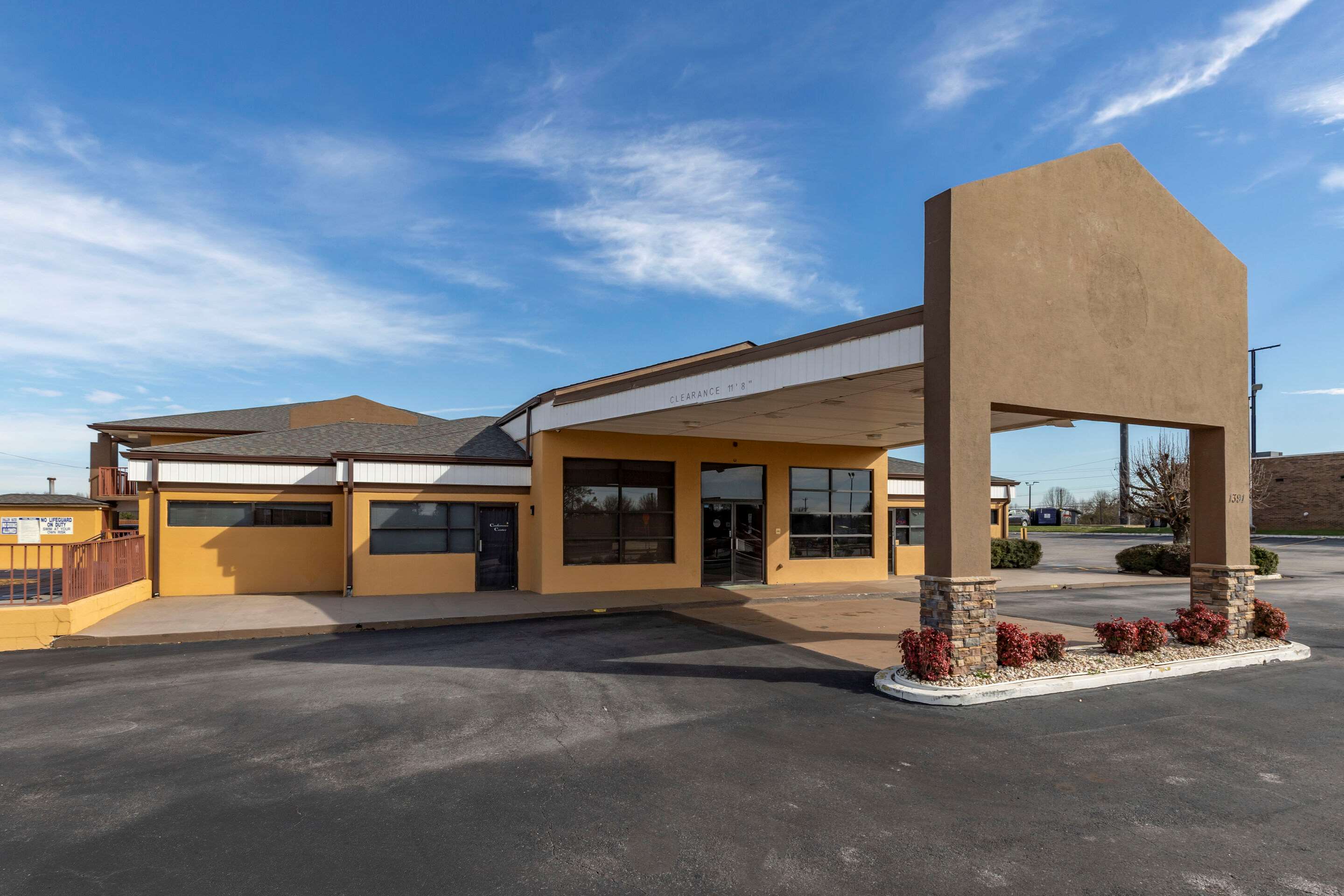 Hotel entrance | Quality Inn Duncan - Spartanburg West