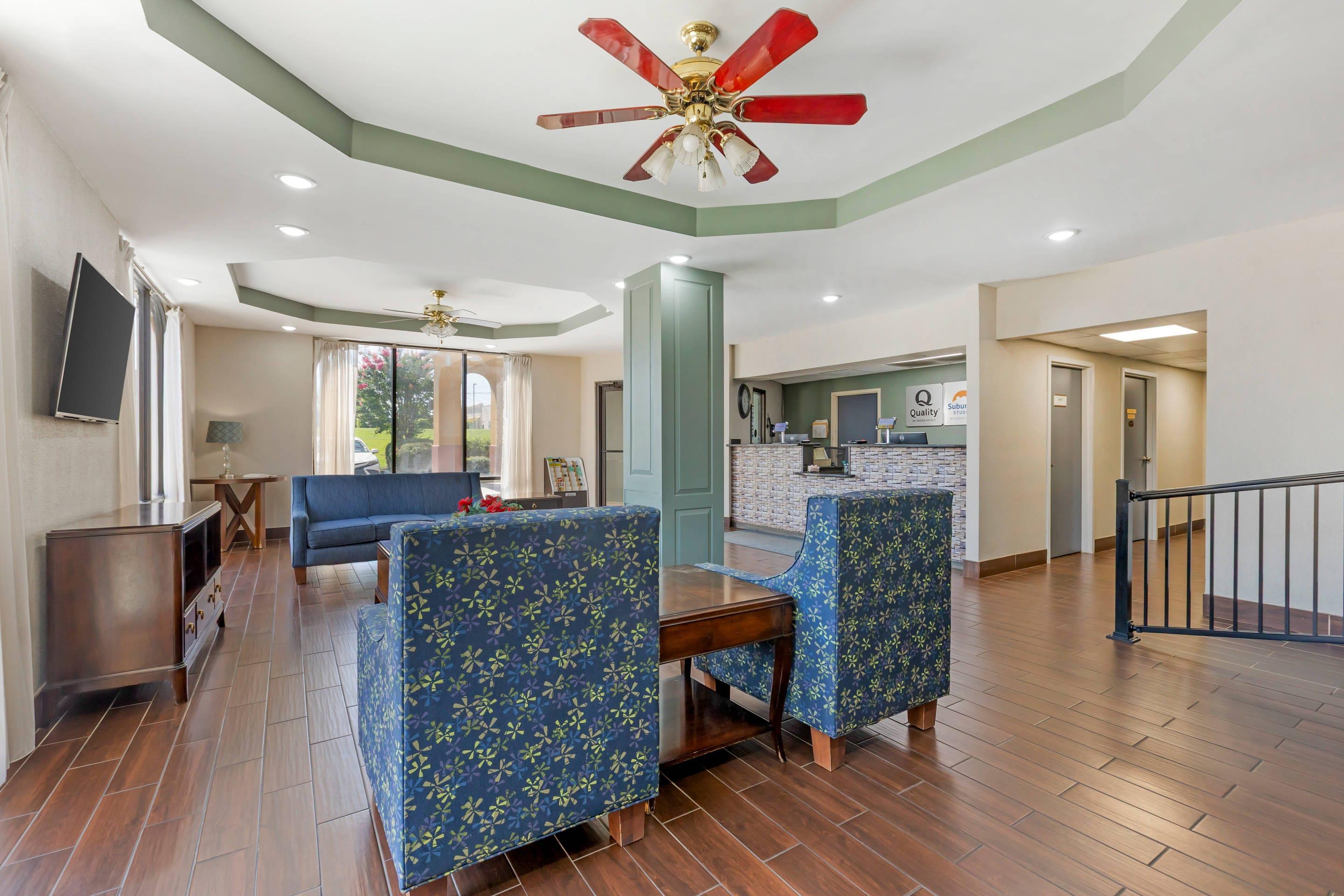 Hotel lobby | Quality Inn & Suites Orangeburg