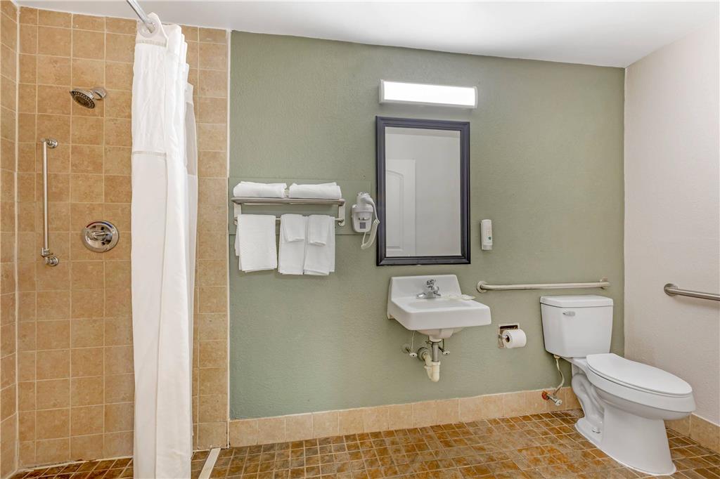 QUALITY INN AND SUITES ORANGEBURG-guestroom-Guest Room,Bathroom,On-Site.jpg