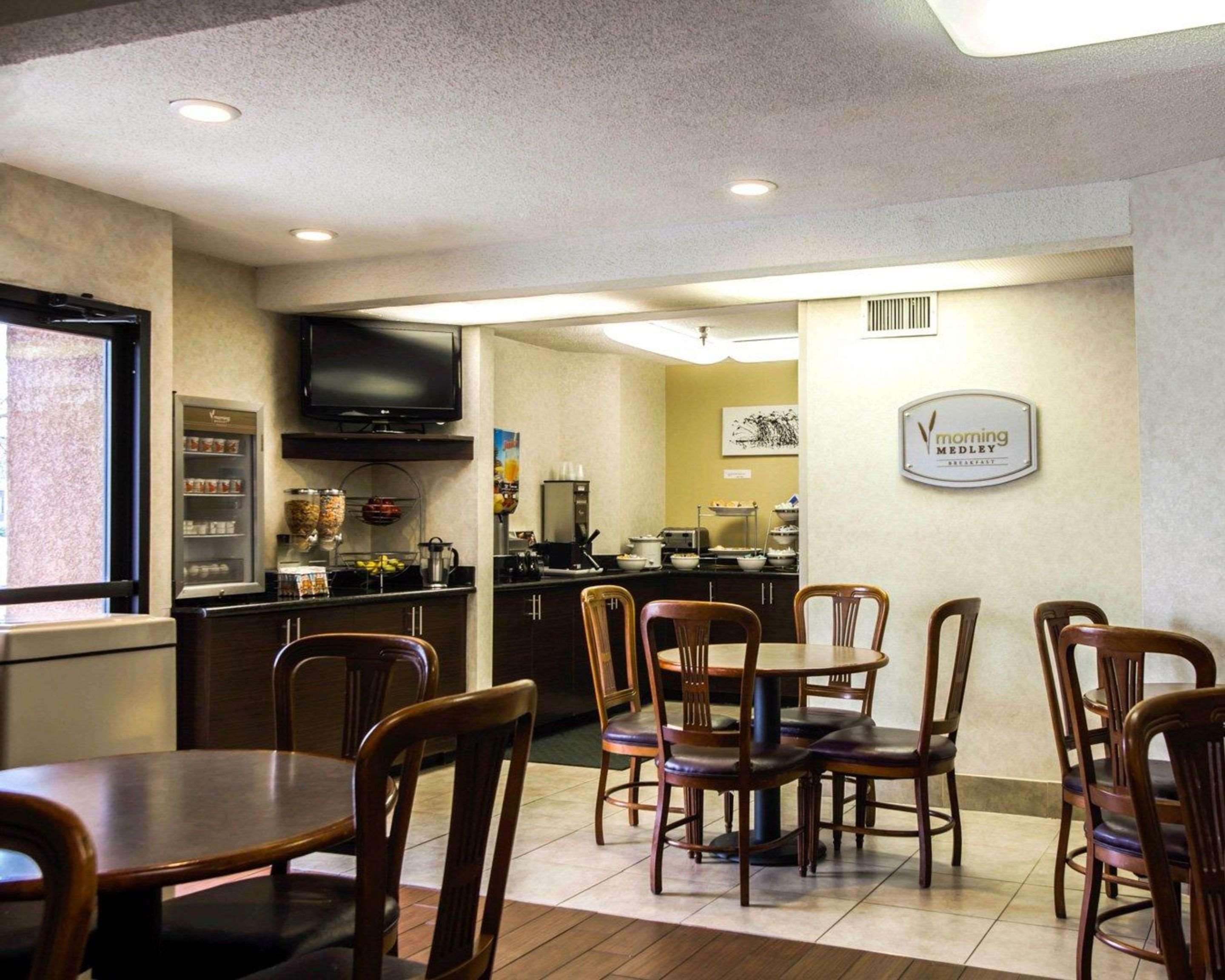 Enjoy breakfast in this seating area | Sleep Inn Florence