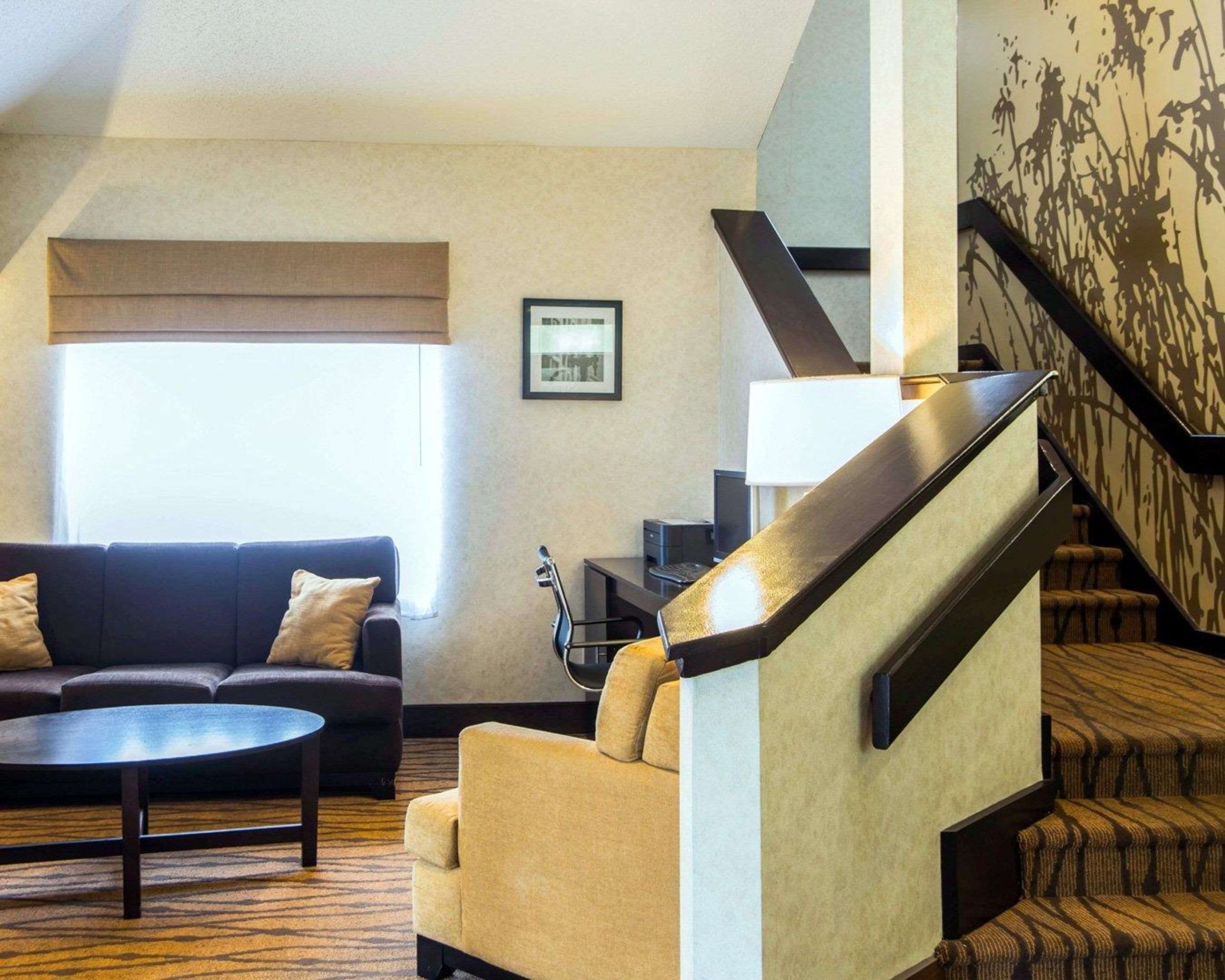Spacious lobby with sitting area | Sleep Inn Florence