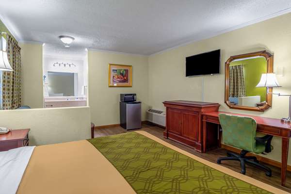 Suite - Rodeway Inn & Suites Fort Jackson Columbia