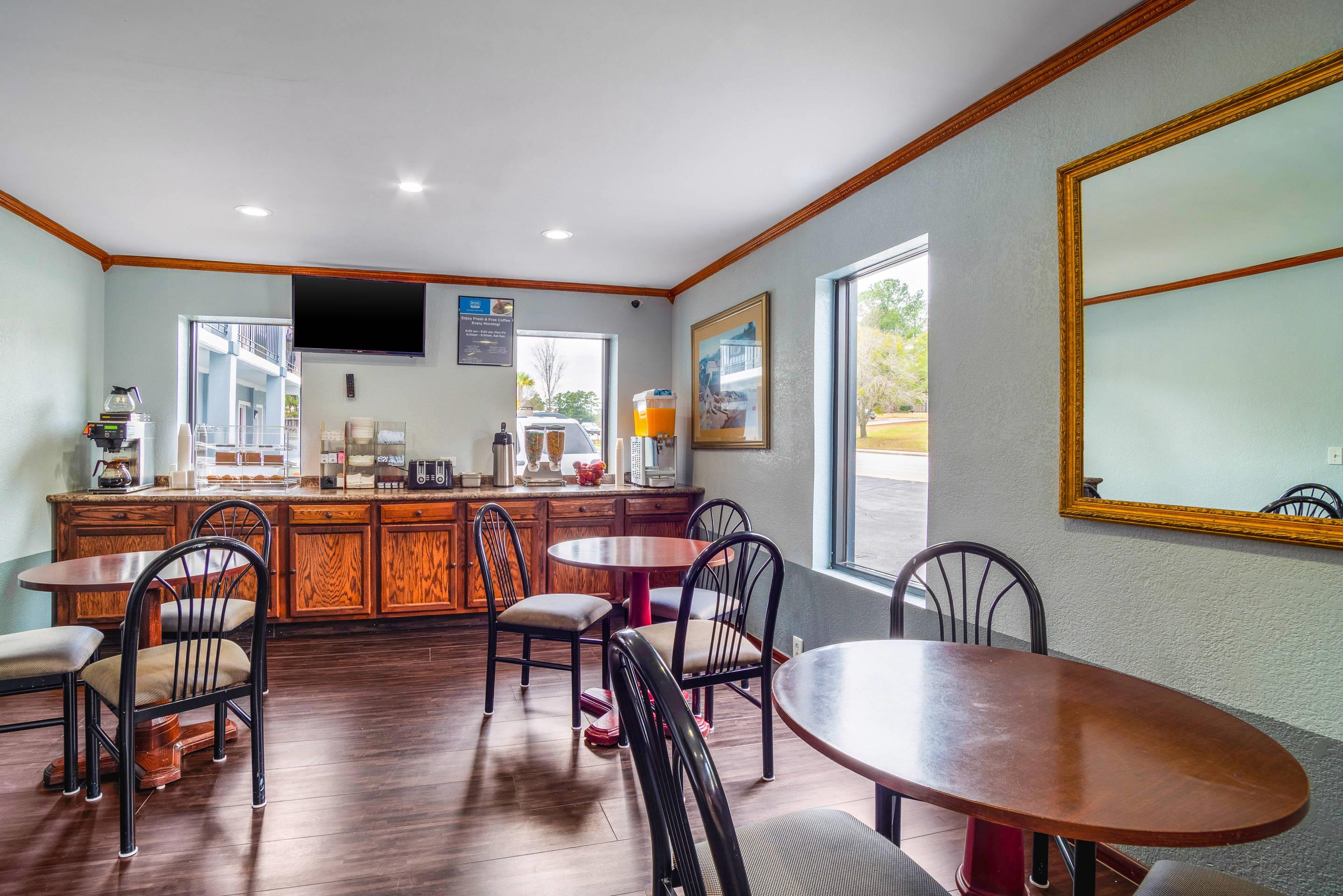 Breakfast area | Rodeway Inn & Suites Fort Jackson
