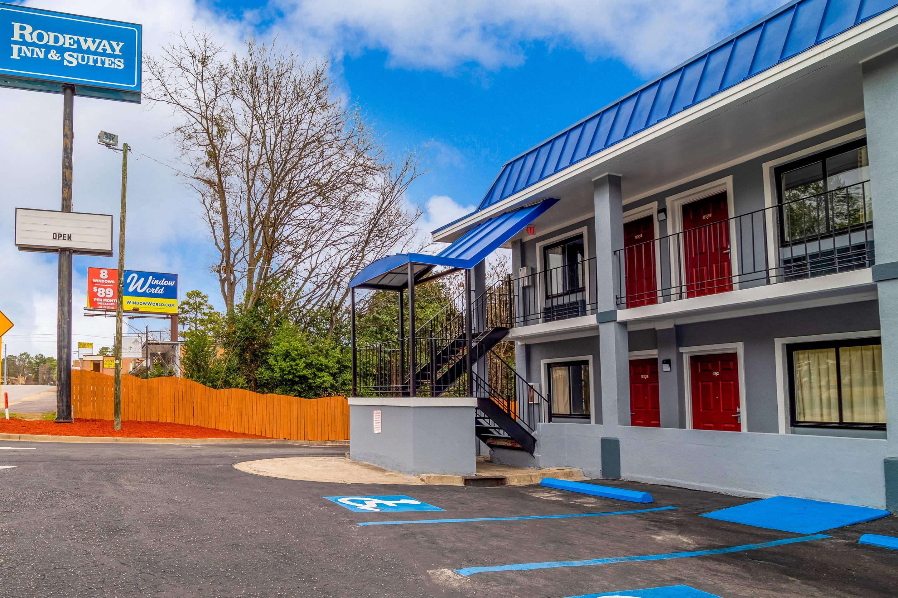Hotel exterior | Rodeway Inn & Suites Fort Jackson