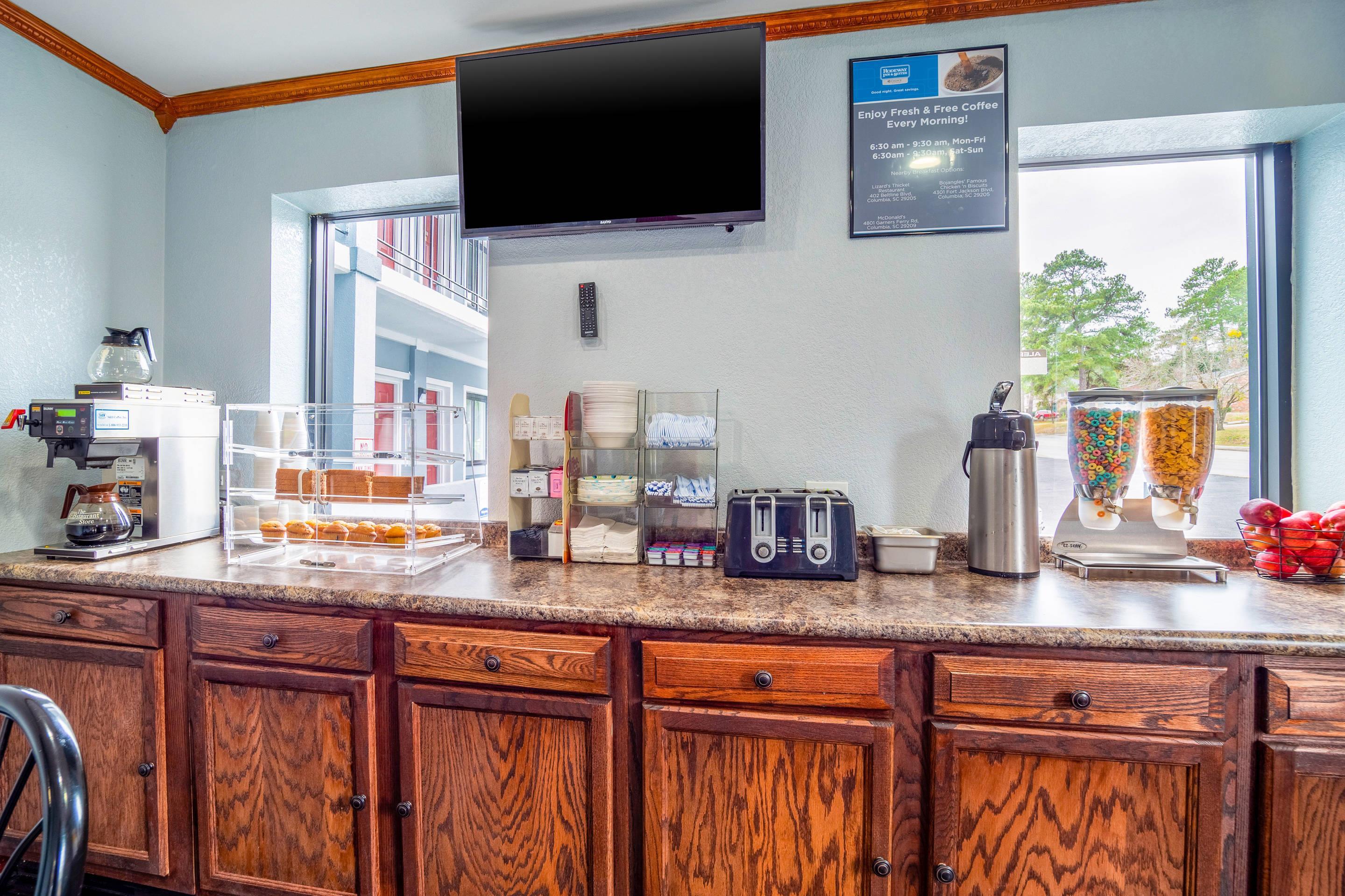 Breakfast area | Rodeway Inn & Suites Fort Jackson