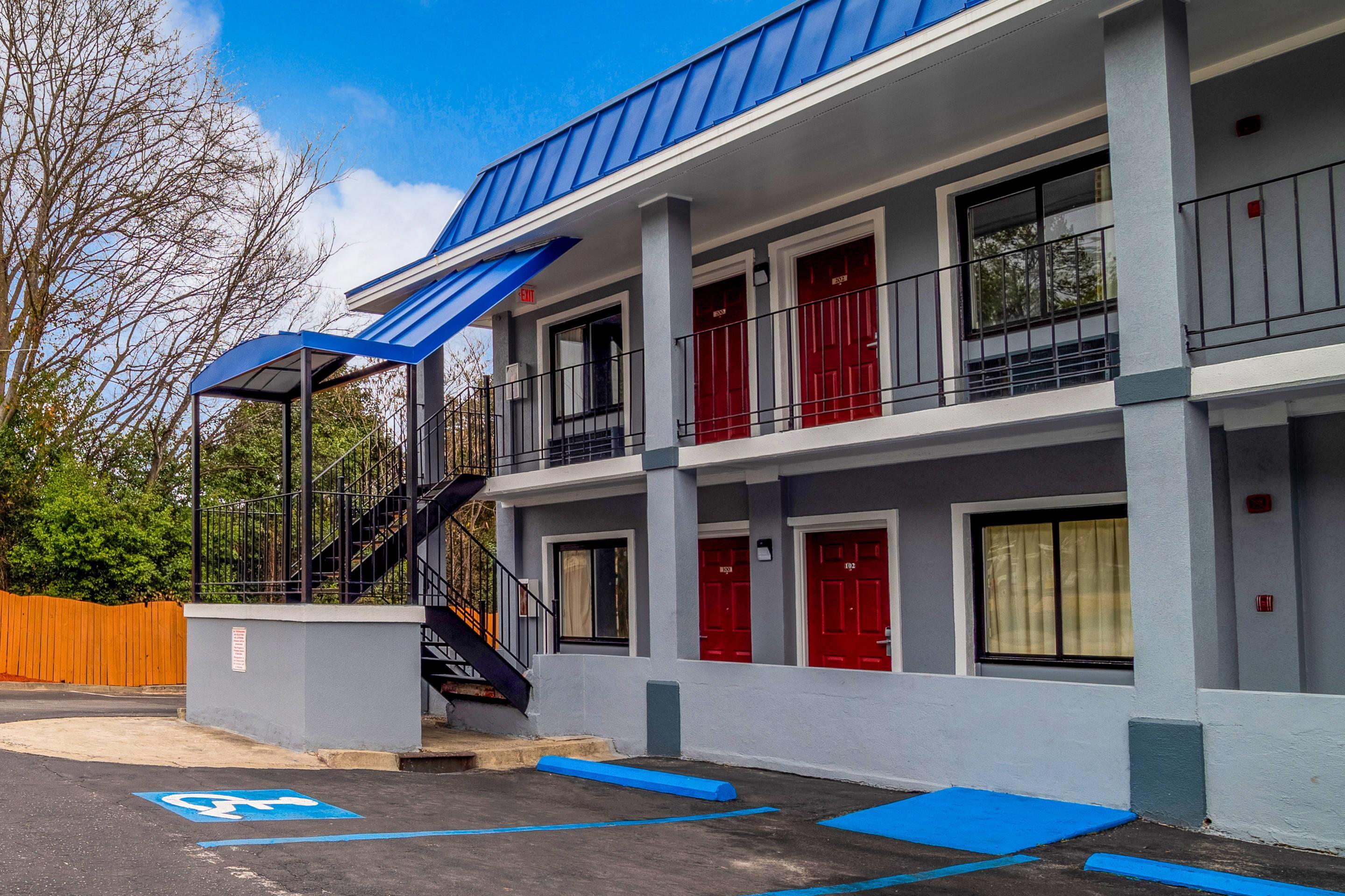 Hotel exterior | Rodeway Inn & Suites Fort Jackson