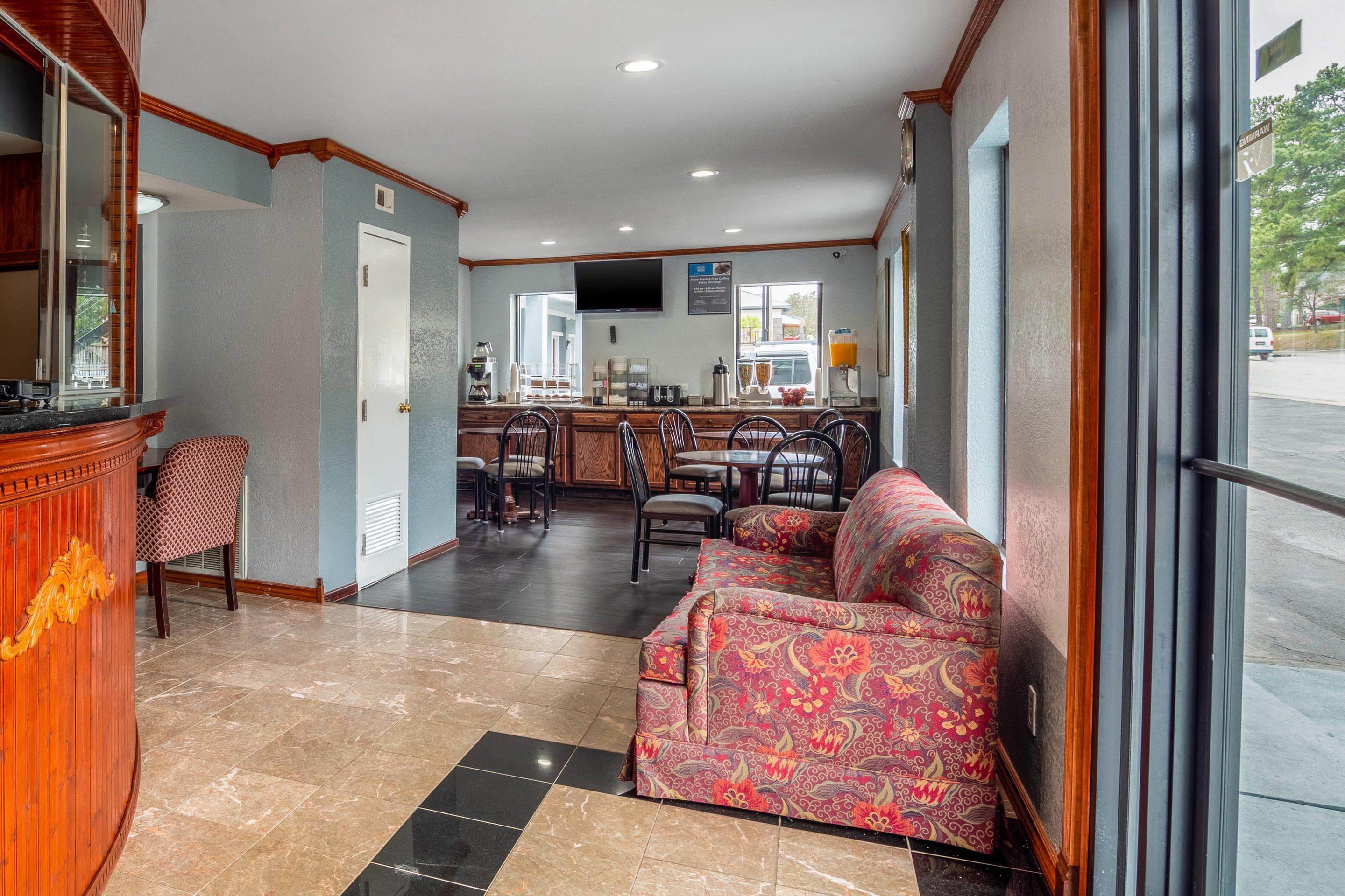 Lobby with sitting area | Rodeway Inn & Suites Fort Jackson