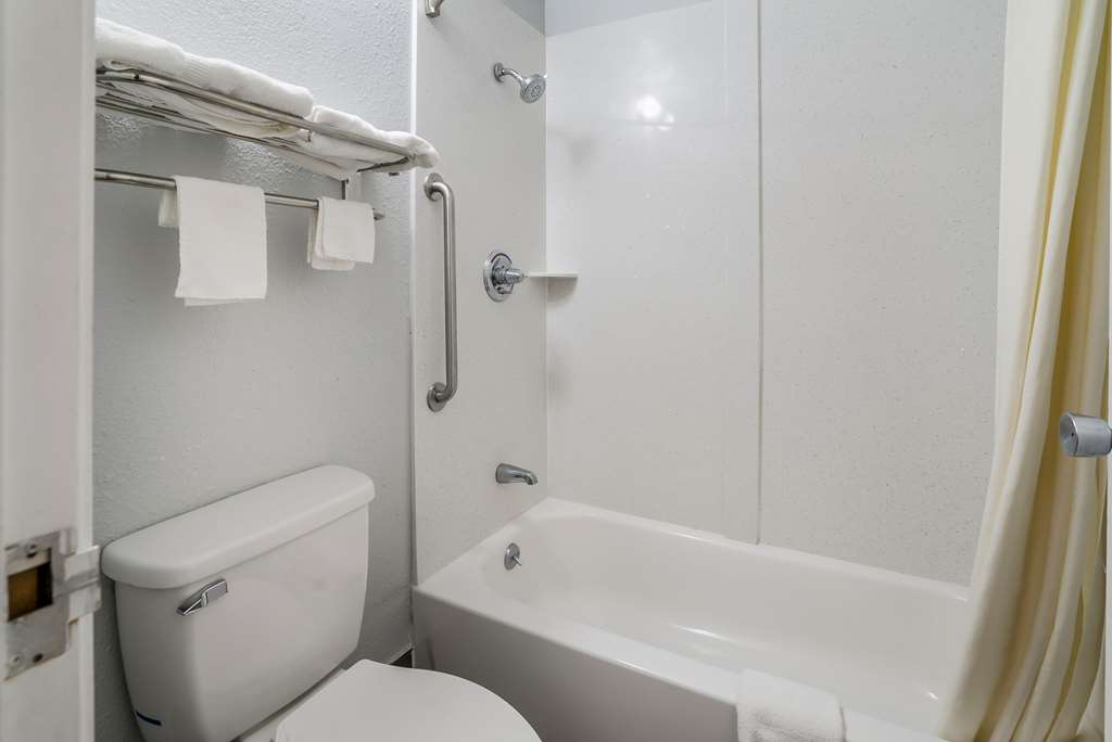 QUALITY INN-guestroom-Guest Room,Bathroom,On-Site.jpg