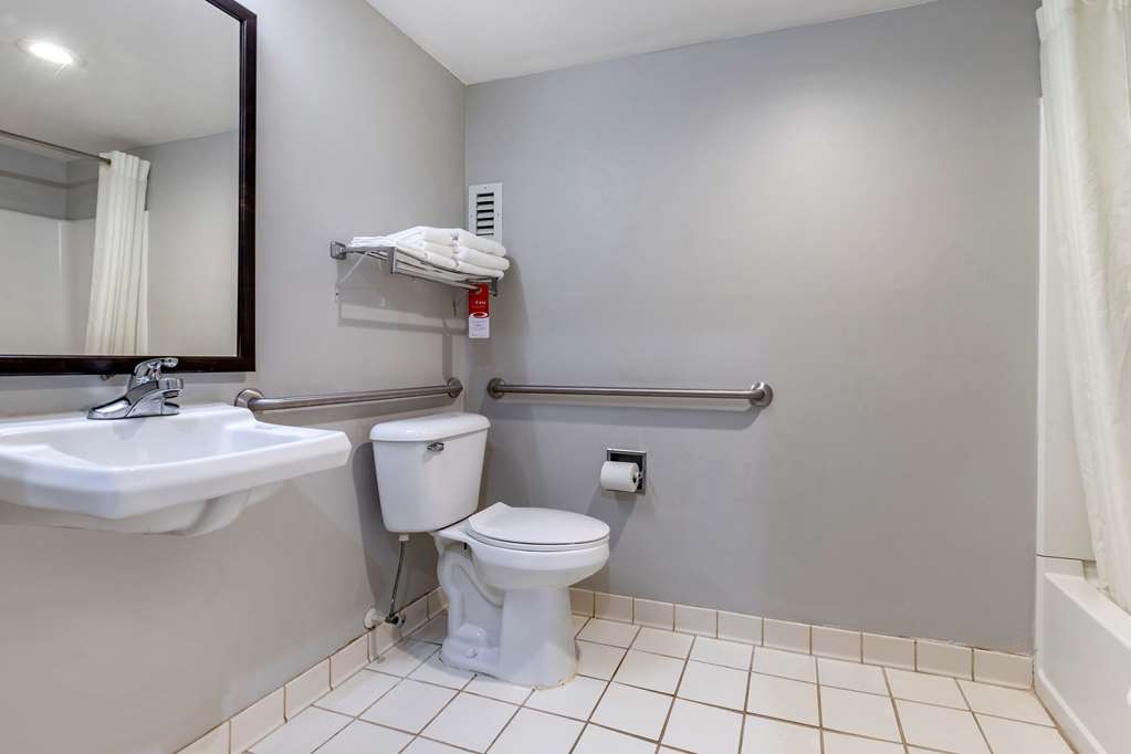 ECONO LODGE SAINT STEPHEN-guestroom-Guest Room,Bathroom,On-Site.jpg