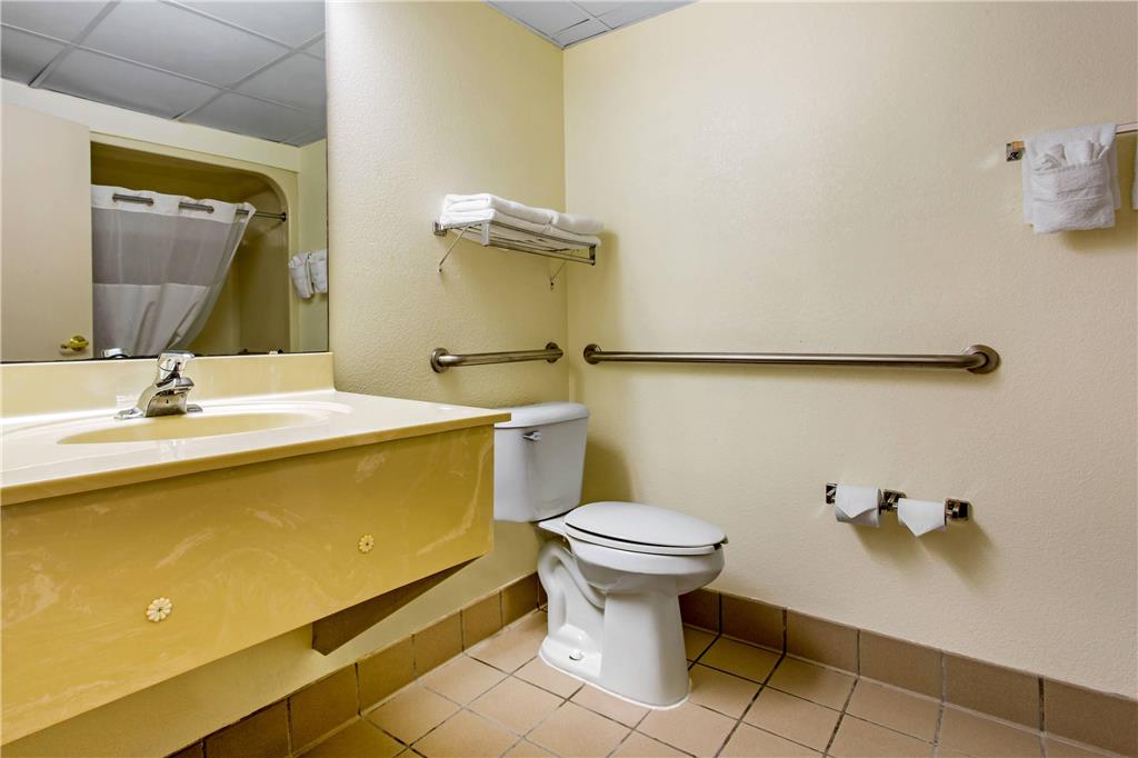 QUALITY INN SURFSIDE MYRTLE BEACH-guestroom-Guest Room,Bathroom,On-Site.jpg