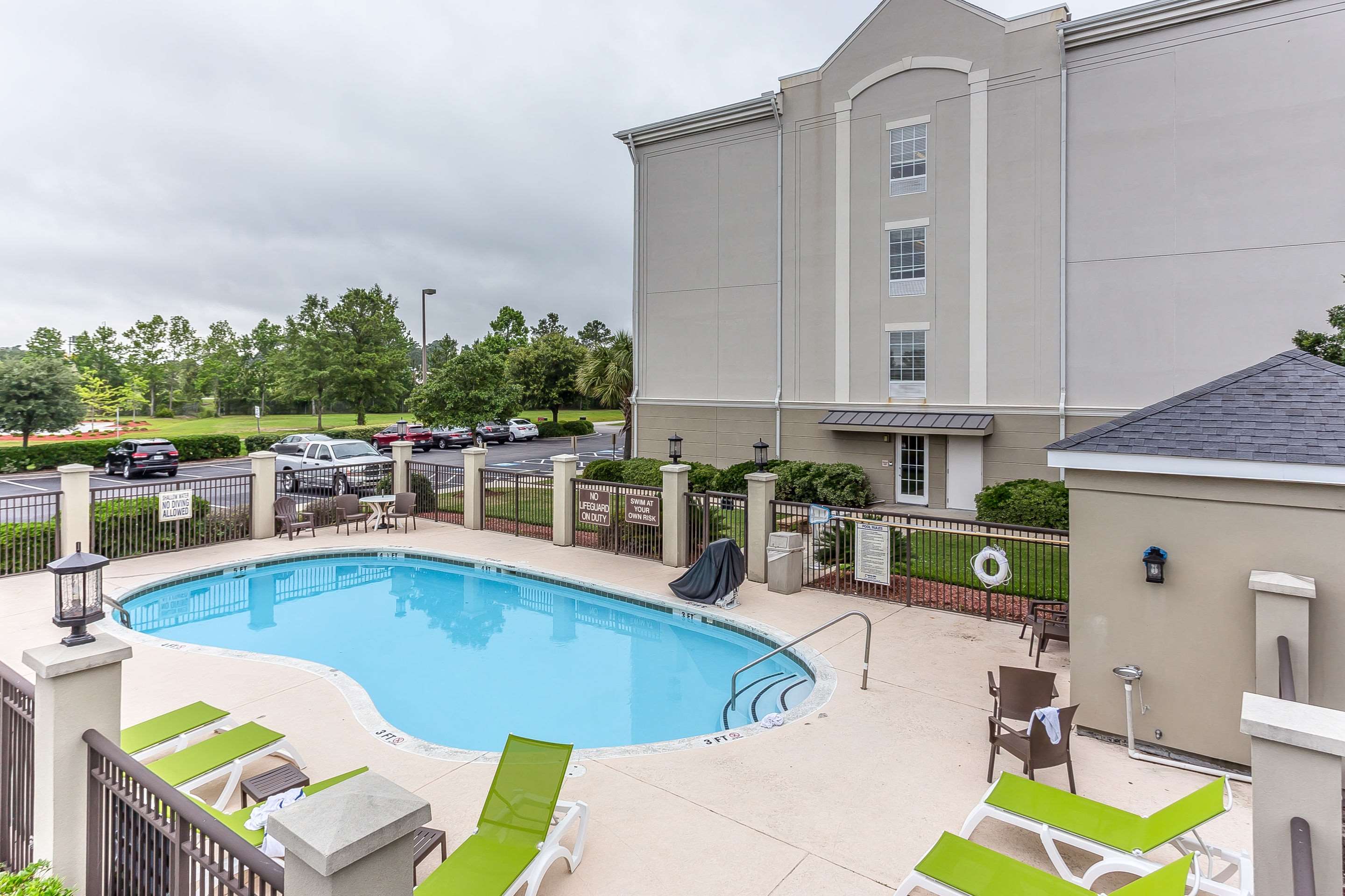 Outdoor pool | Comfort Suites Myrtle Beach Central