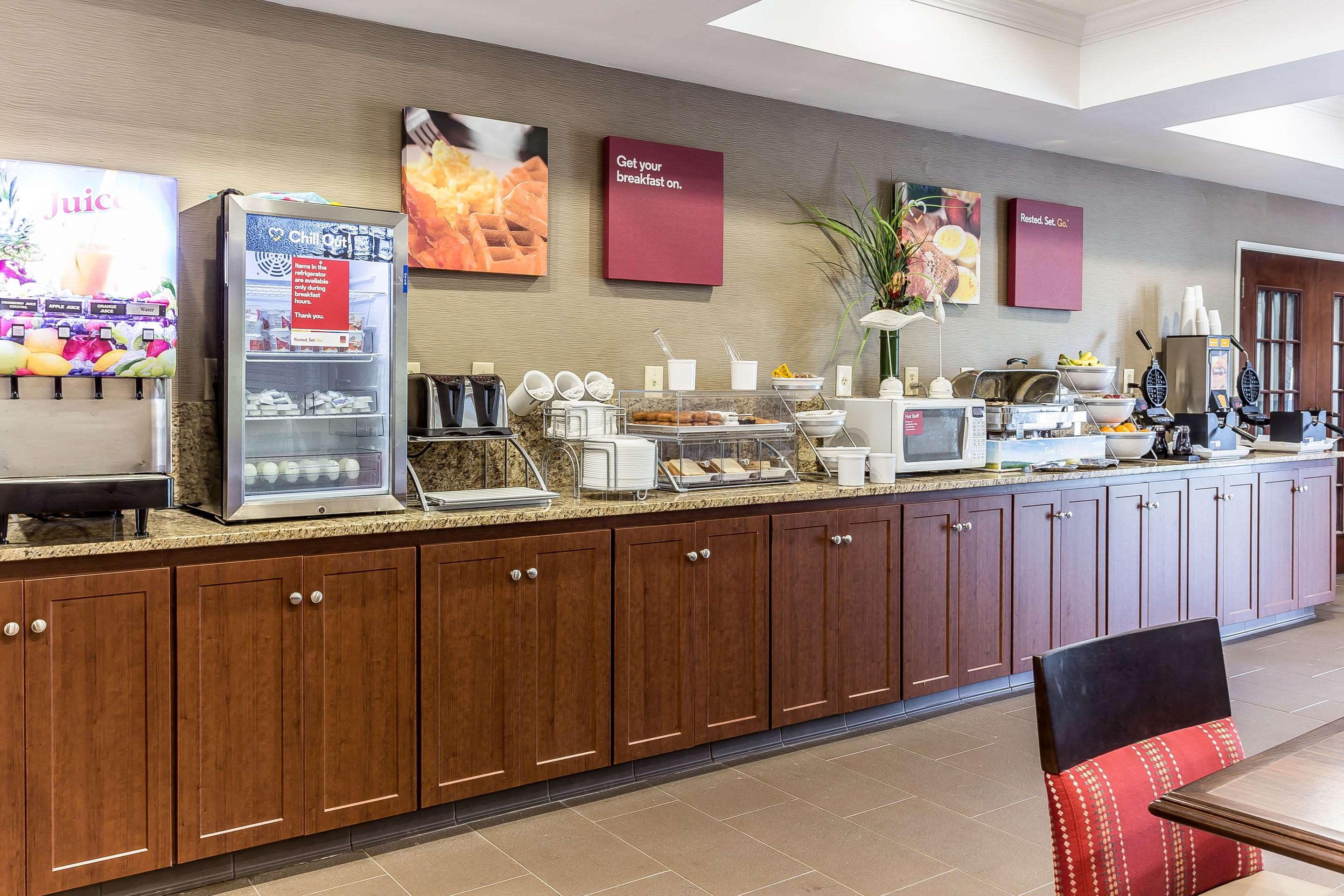 Breakfast area | Comfort Suites Myrtle Beach Central
