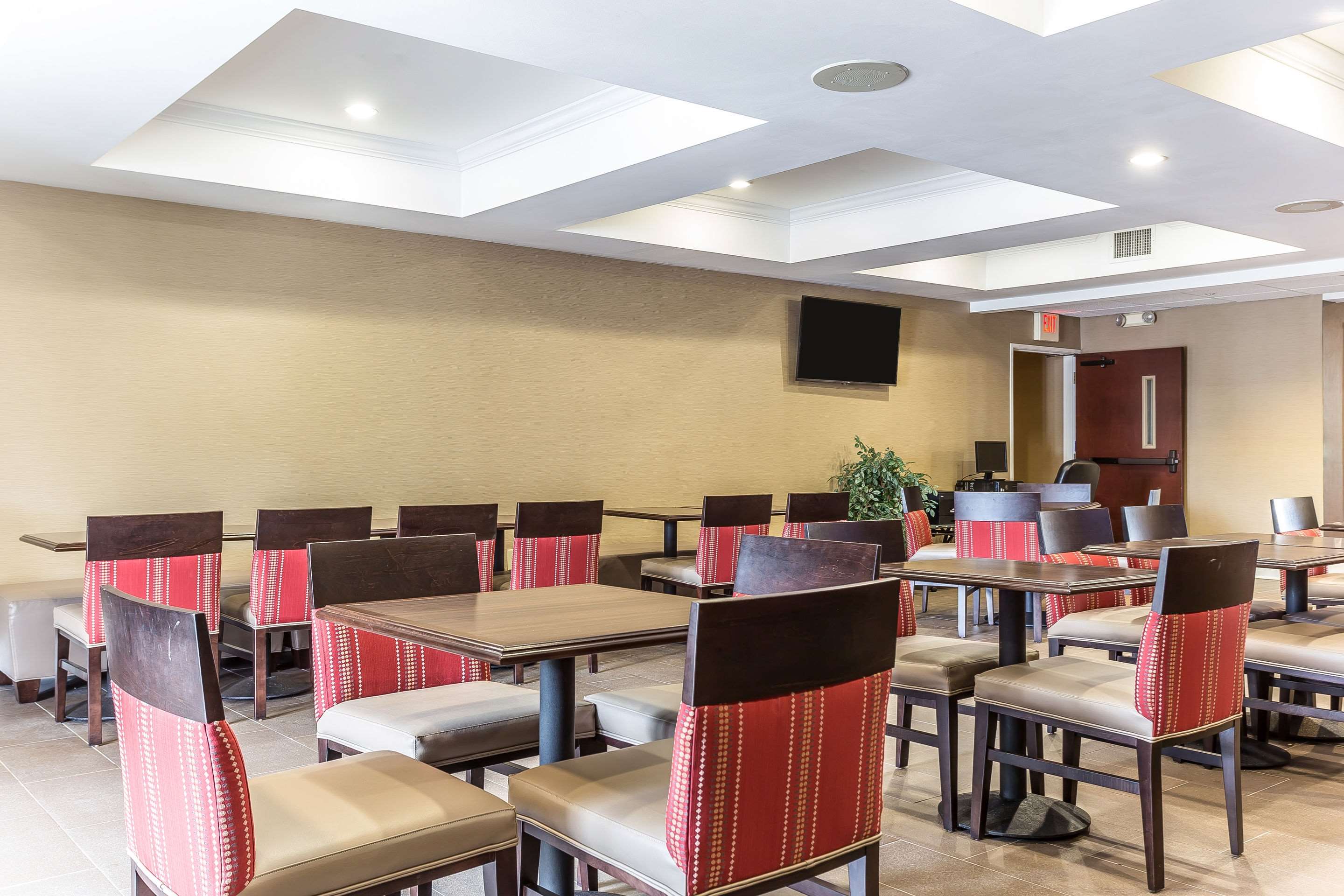 Breakfast area | Comfort Suites Myrtle Beach Central