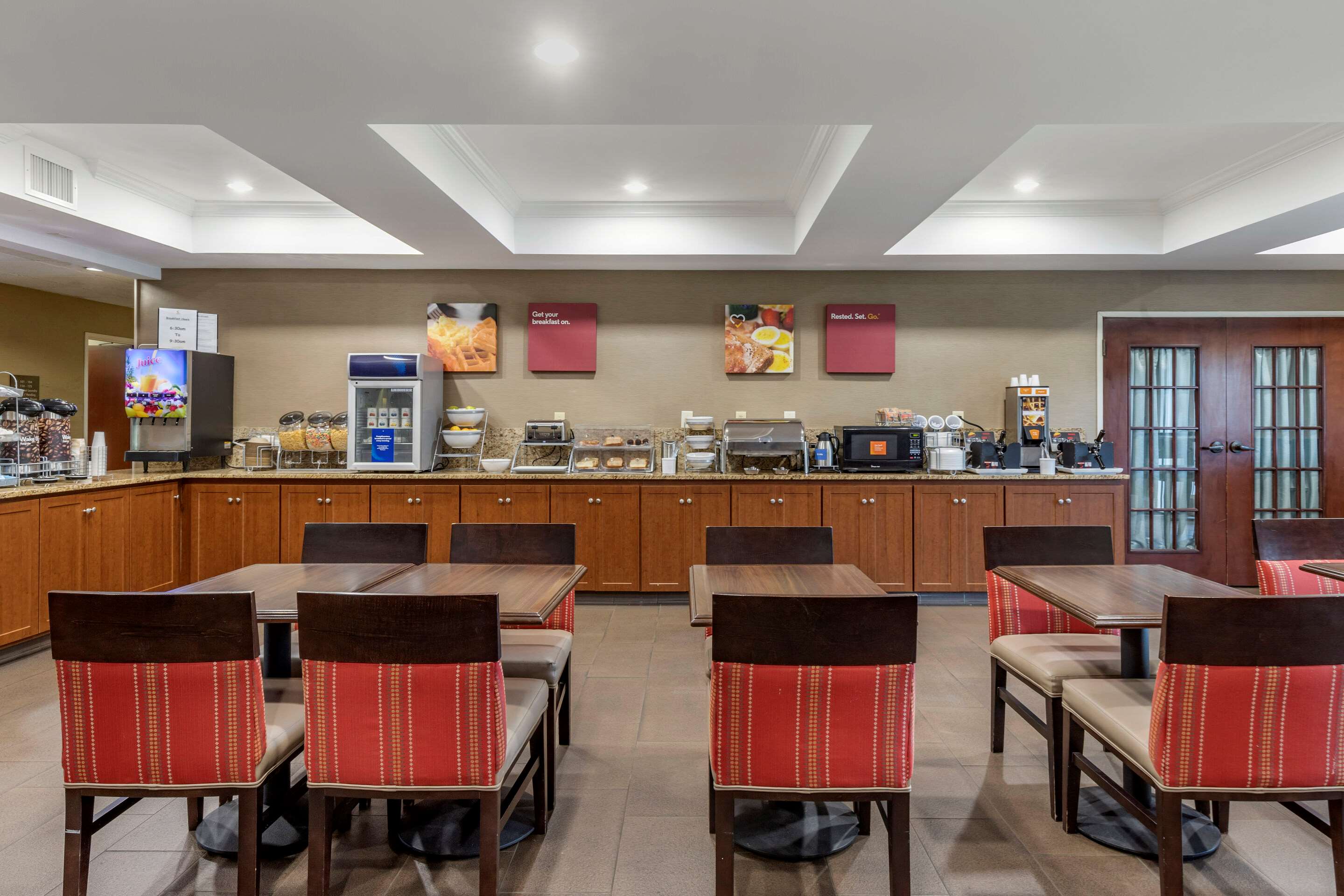 Breakfast area | Comfort Suites Myrtle Beach Central