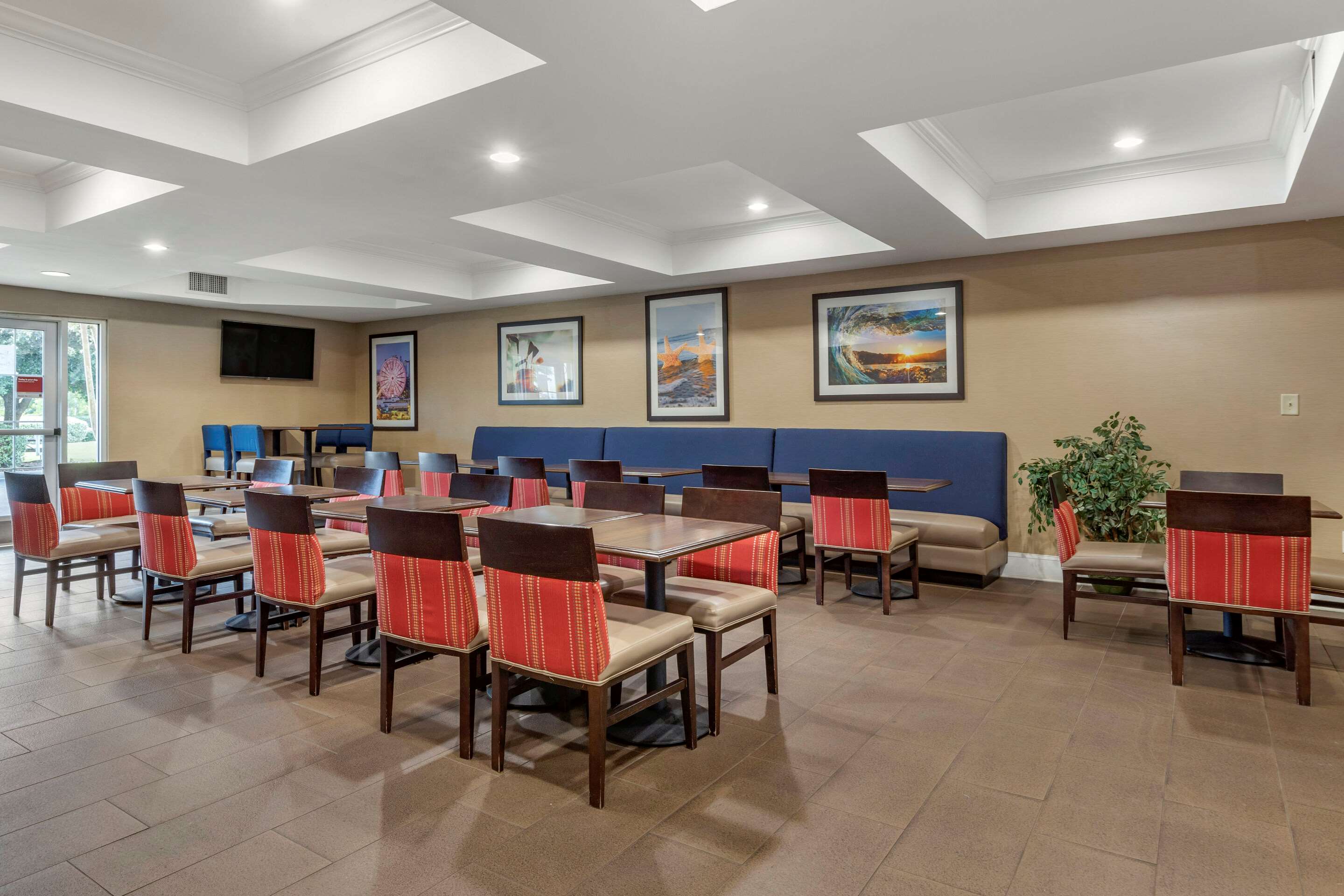Enjoy breakfast in this seating area | Comfort Suites Myrtle Beach Central