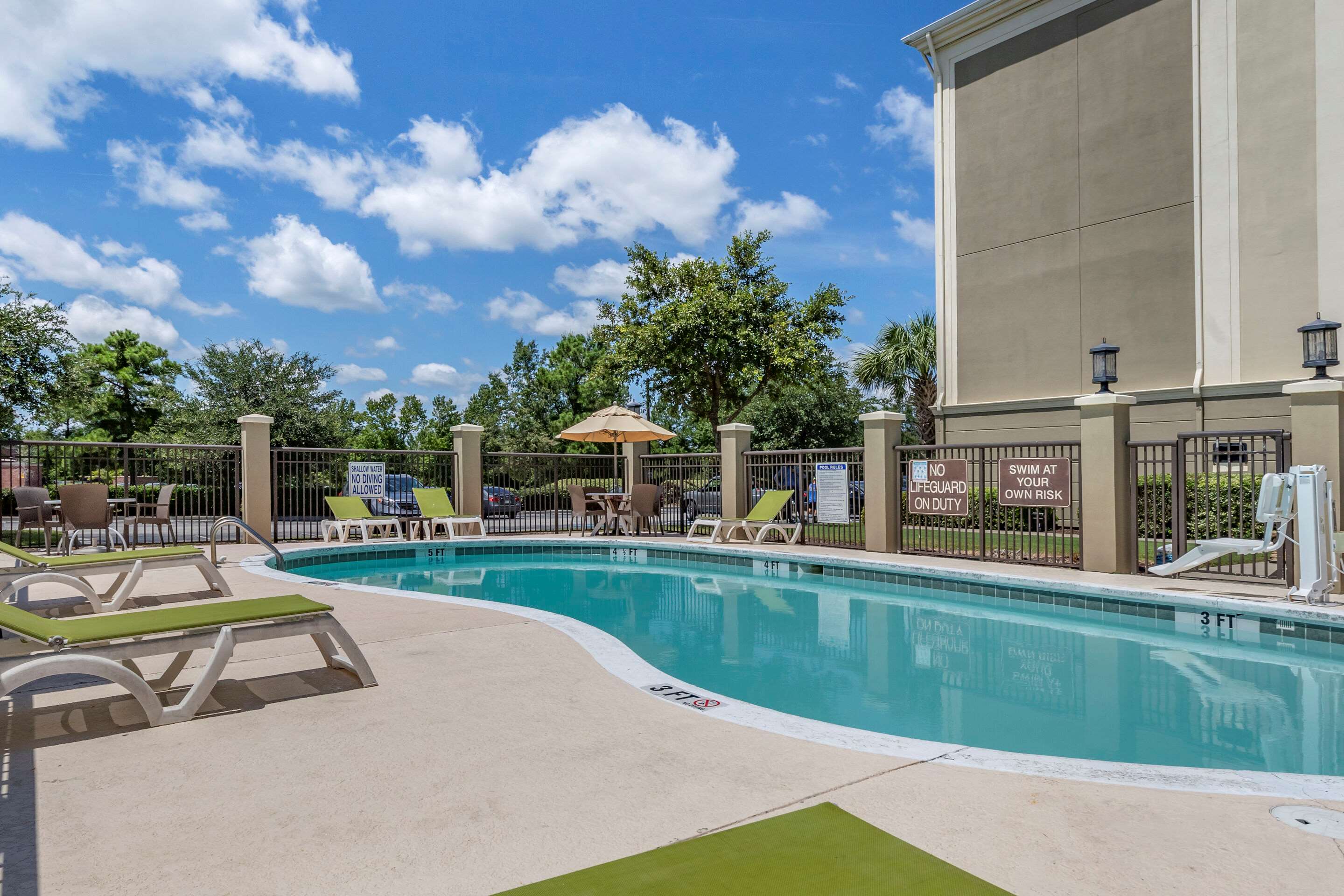 Outdoor pool | Comfort Suites Myrtle Beach Central