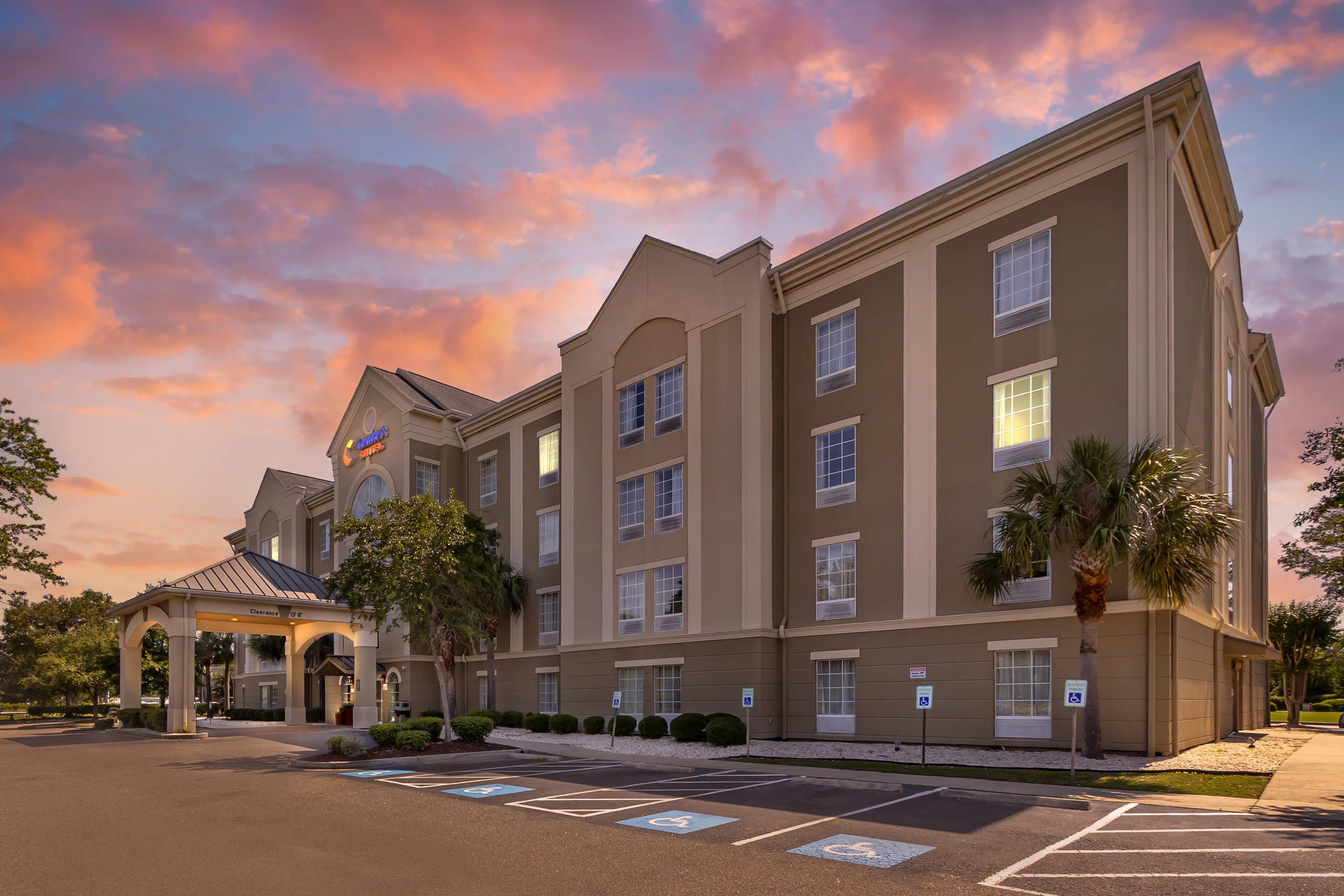 Hotel at night | Comfort Suites Myrtle Beach Central