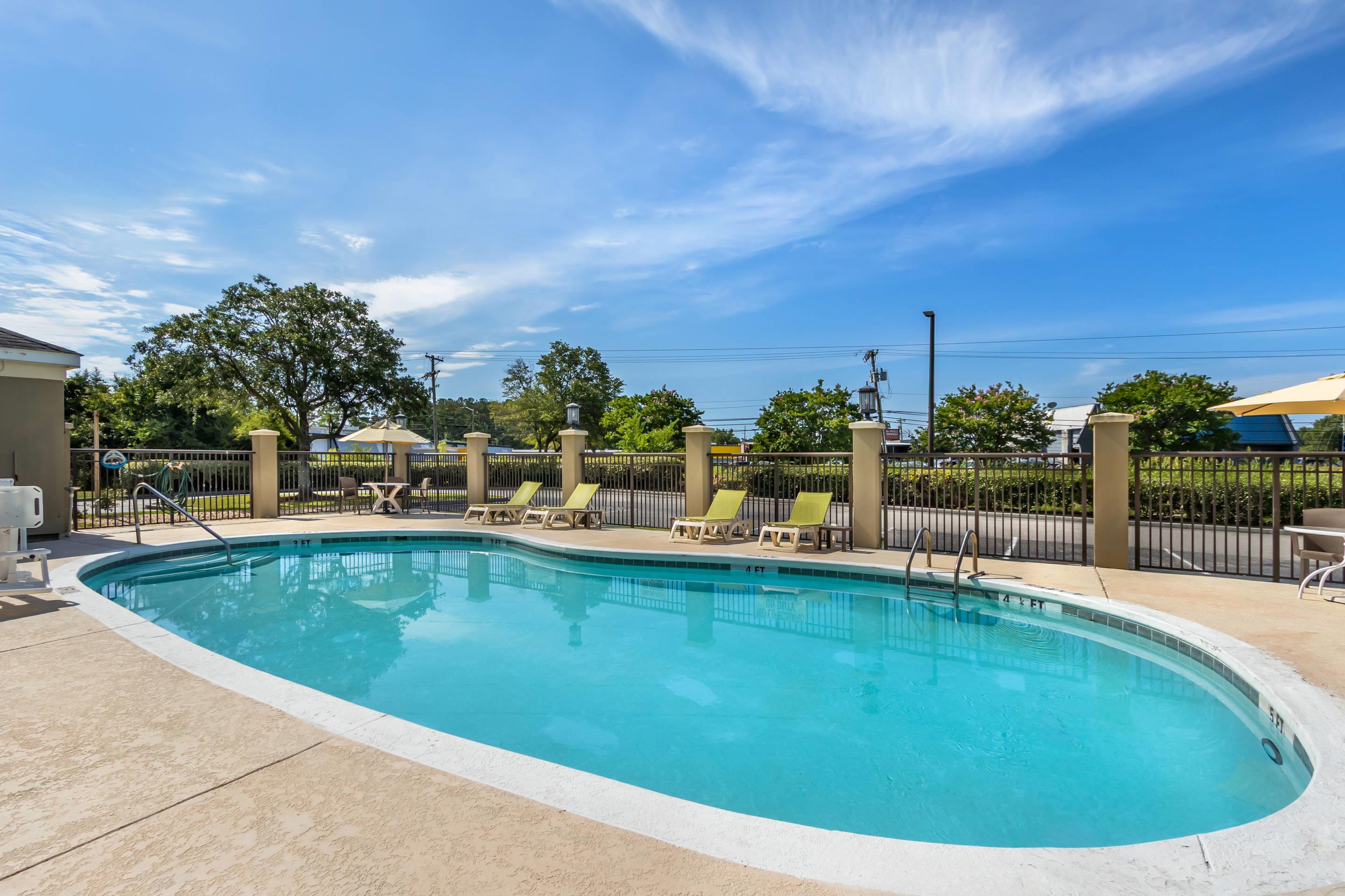 Outdoor pool | Comfort Suites Myrtle Beach Central