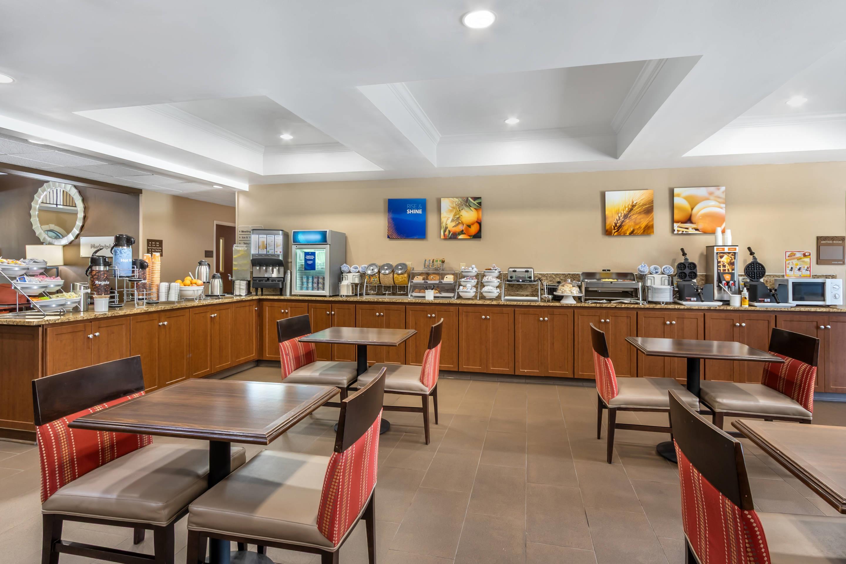 Breakfast area | Comfort Suites Myrtle Beach Central