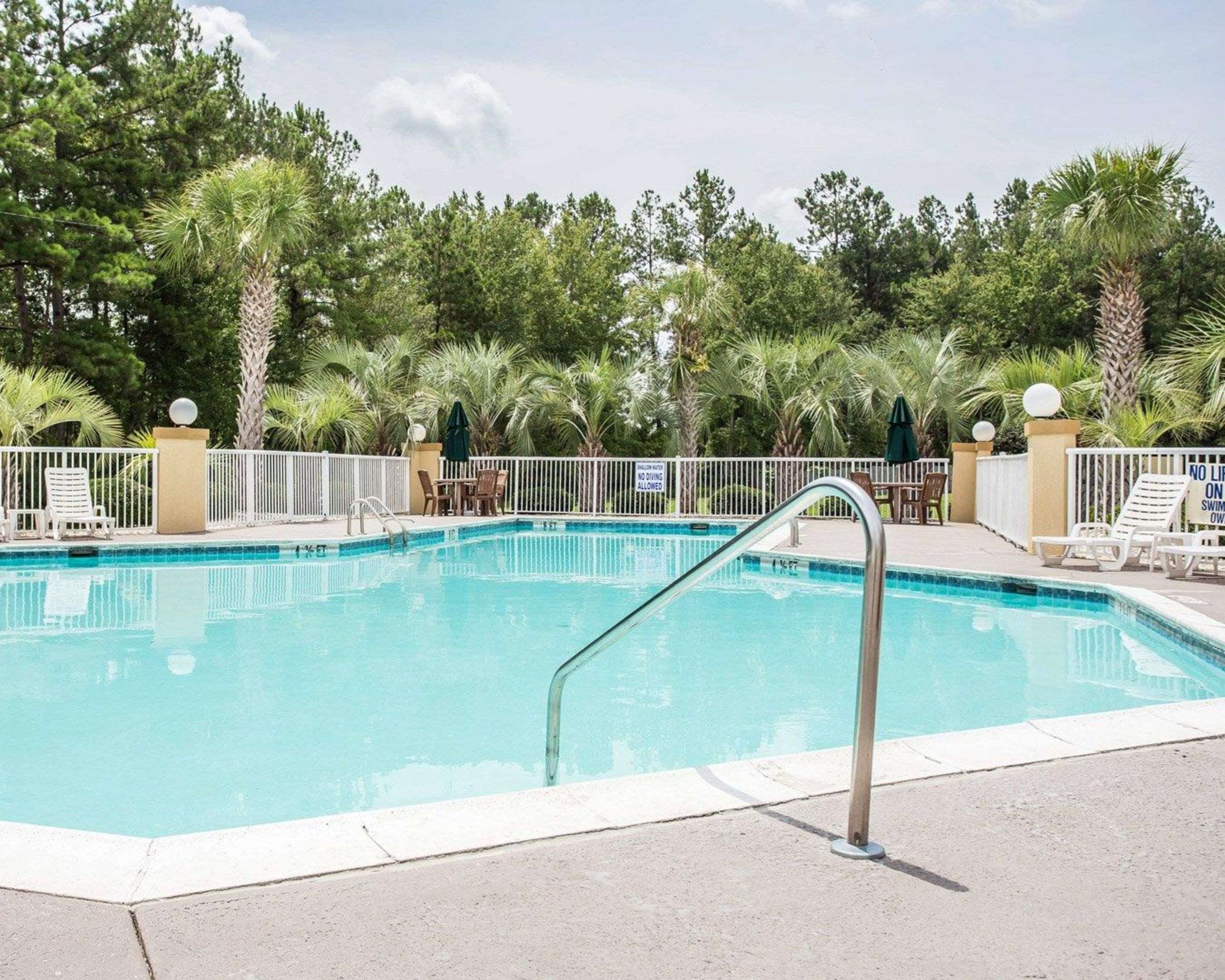 Outdoor pool | Comfort Inn & Suites Walterboro I-95