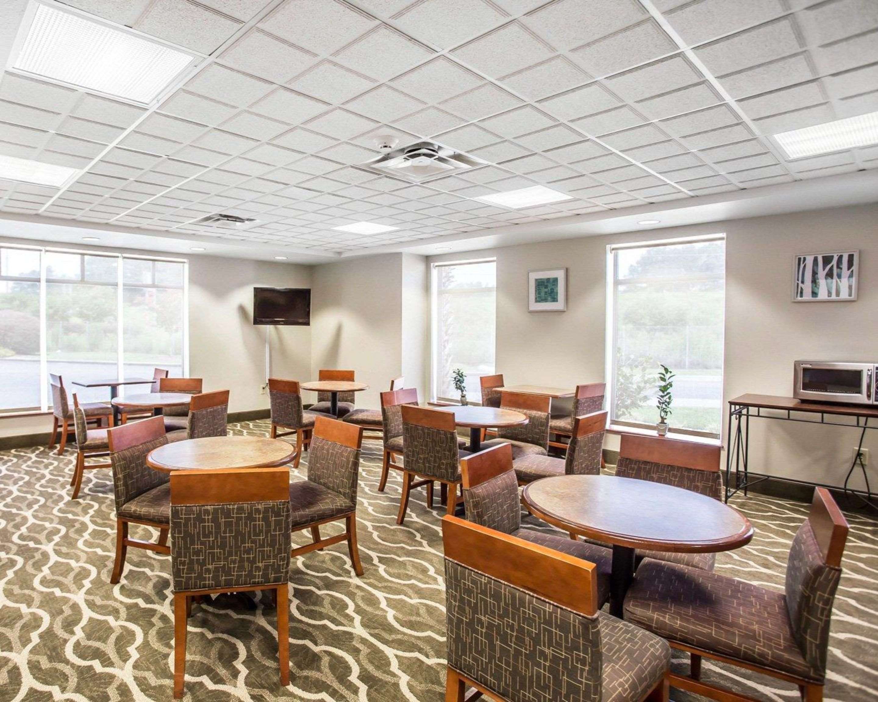 Spacious breakfast area | Comfort Inn & Suites Walterboro I-95