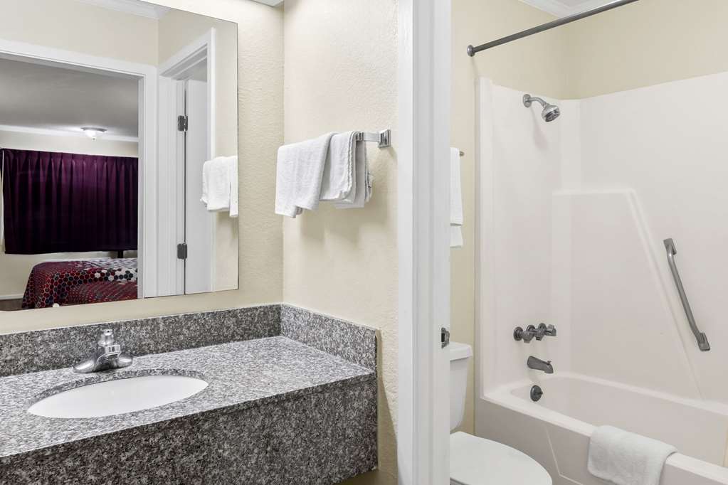 ECONO LODGE ST GEORGE-guestroom-Guest Room,Bathroom,On-Site.jpg