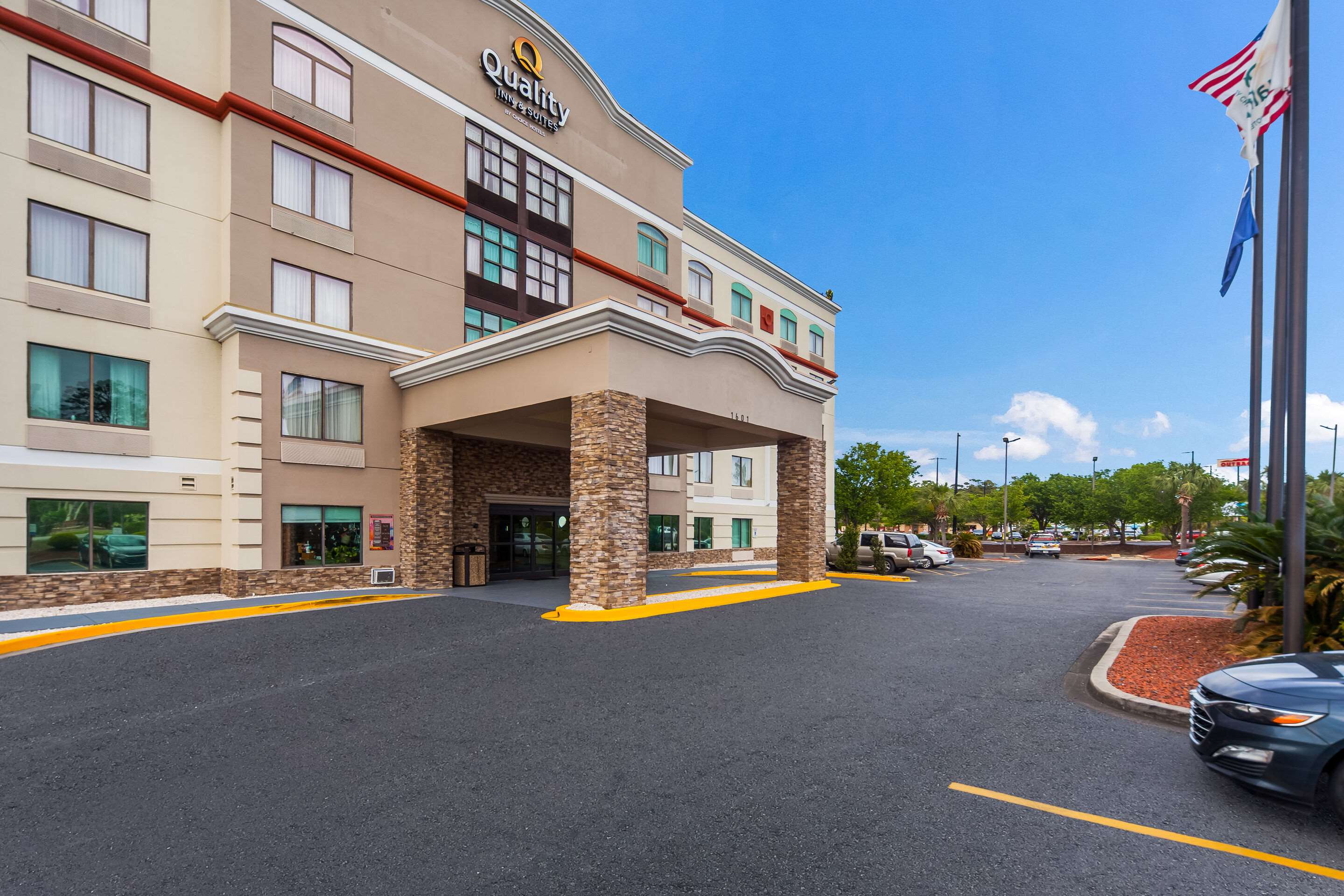 Hotel entrance | Quality Inn & Suites North Myrtle Beach