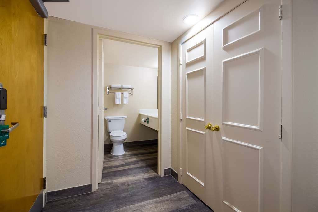 QUALITY INN AND SUITES NORTH MYRTLE-guestroom-Guest Room,Bathroom,On-Site.jpg