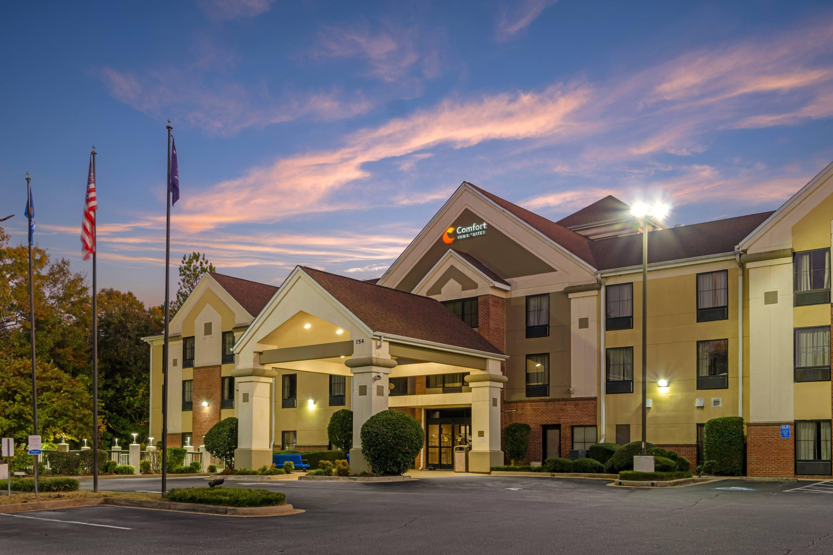 Hotel at Night | Comfort Inn & Suites at I-85