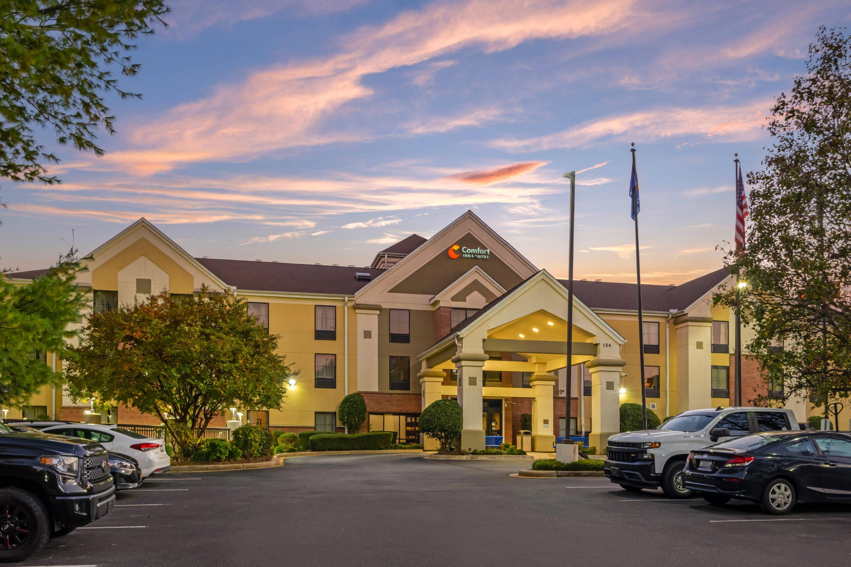 Hotel at Night | Comfort Inn & Suites at I-85