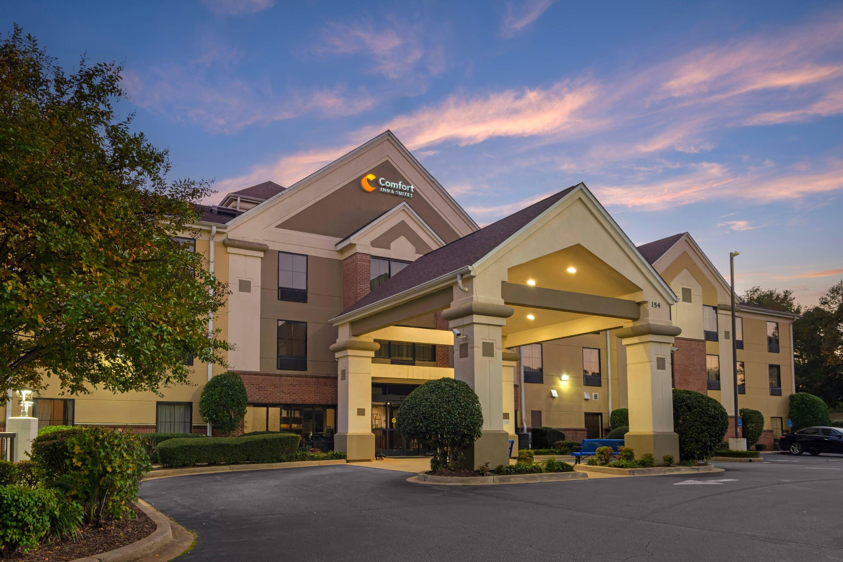Hotel at Night | Comfort Inn & Suites at I-85