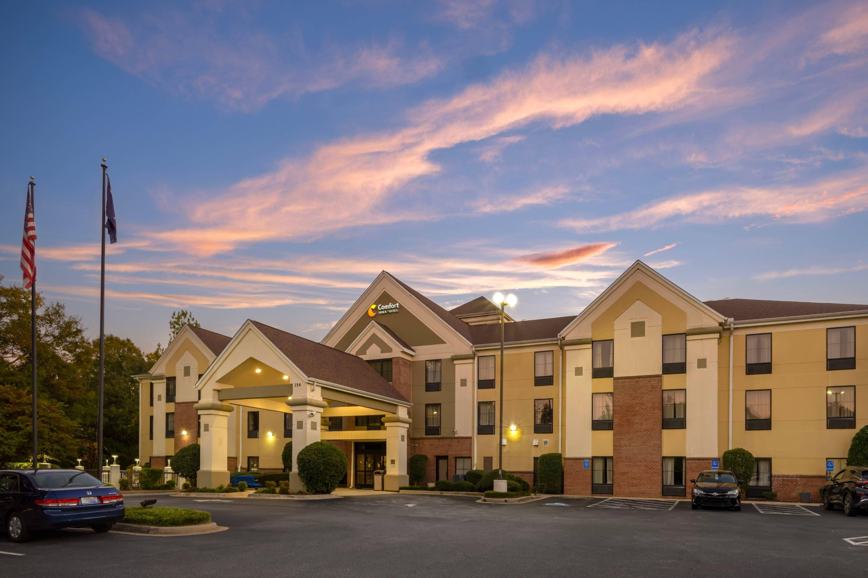 Hotel at Night | Comfort Inn & Suites at I-85