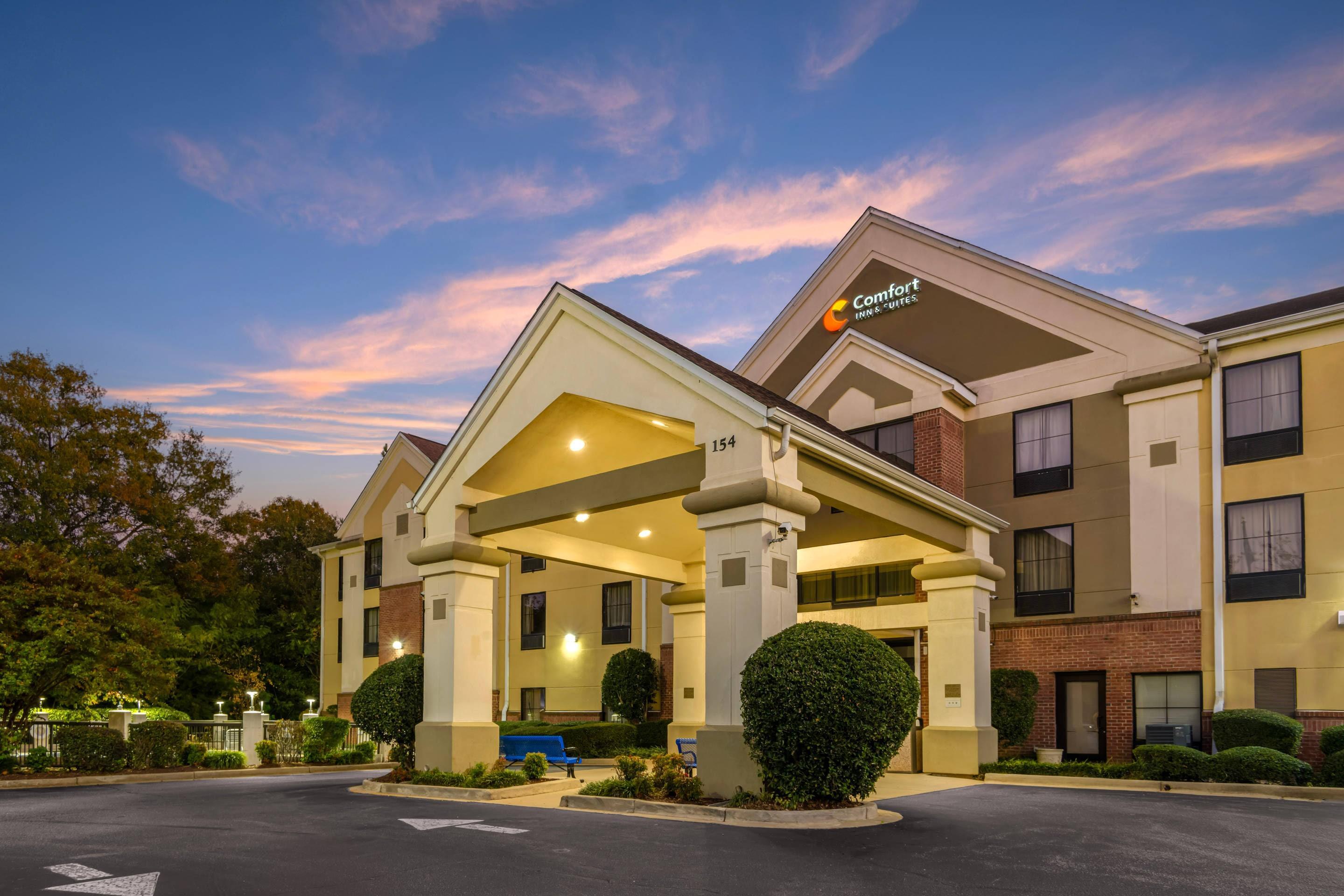 Hotel at Night | Comfort Inn & Suites at I-85
