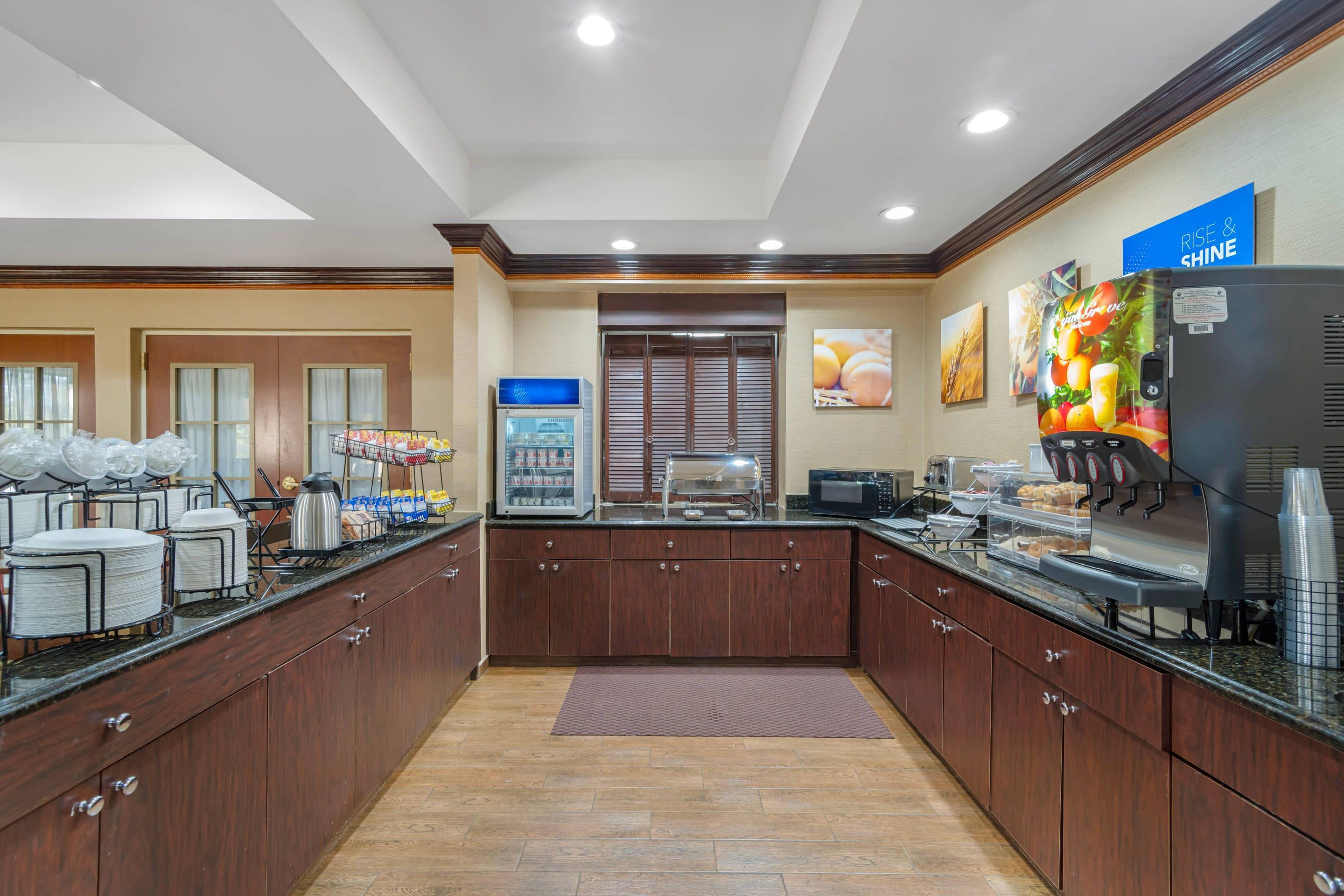 Breakfast area | Comfort Inn & Suites at I-85