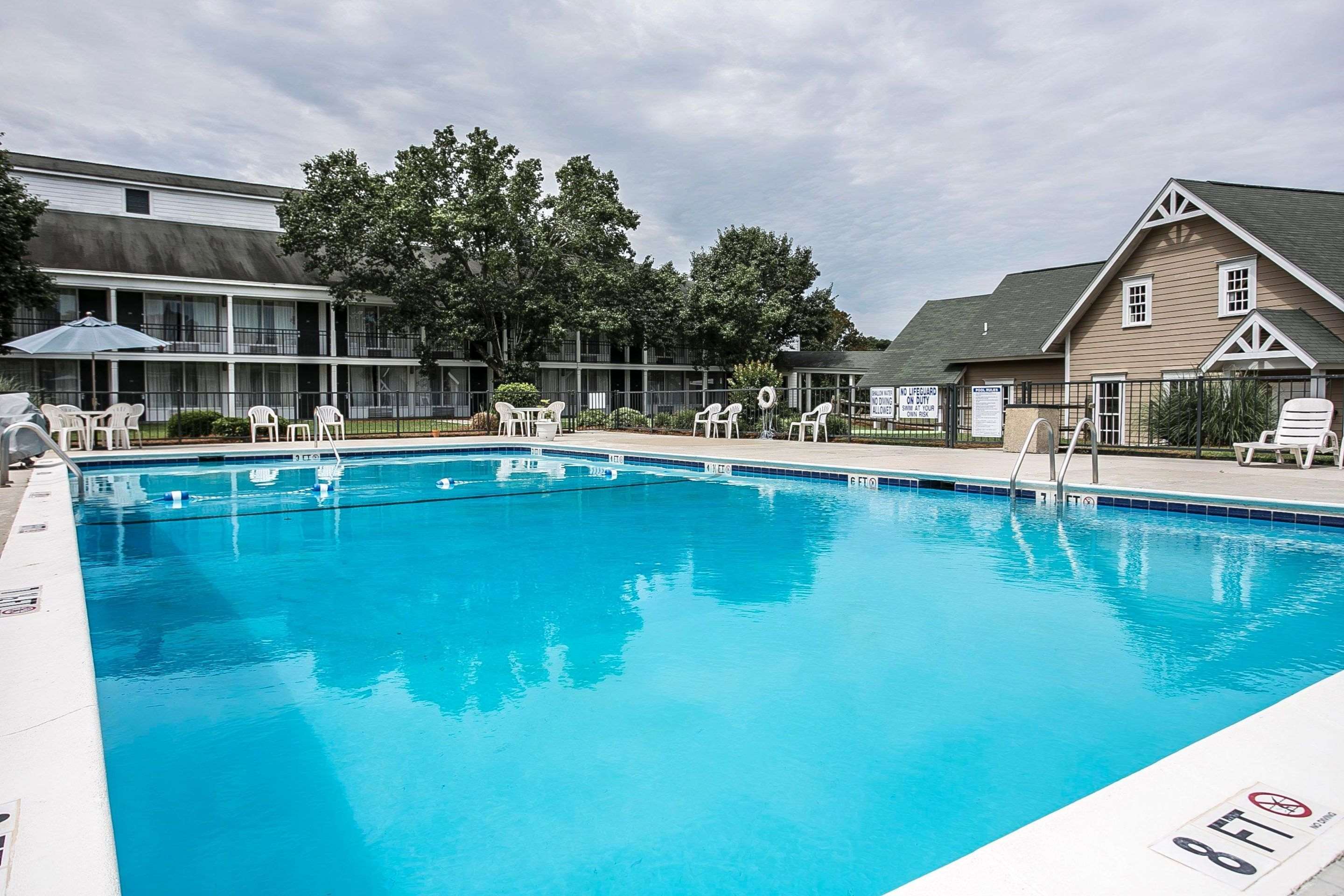Outdoor pool | Quality Inn & Suites