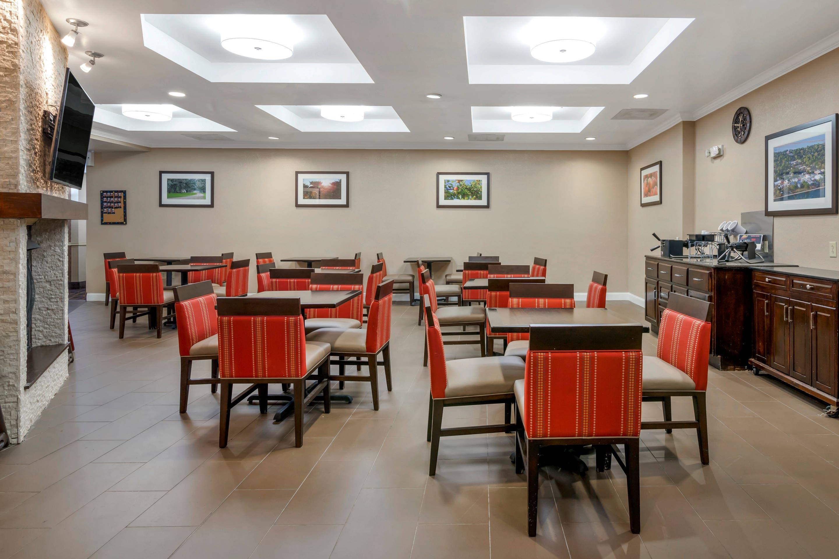 Breakfast area | Comfort Suites near MCAS Beaufort