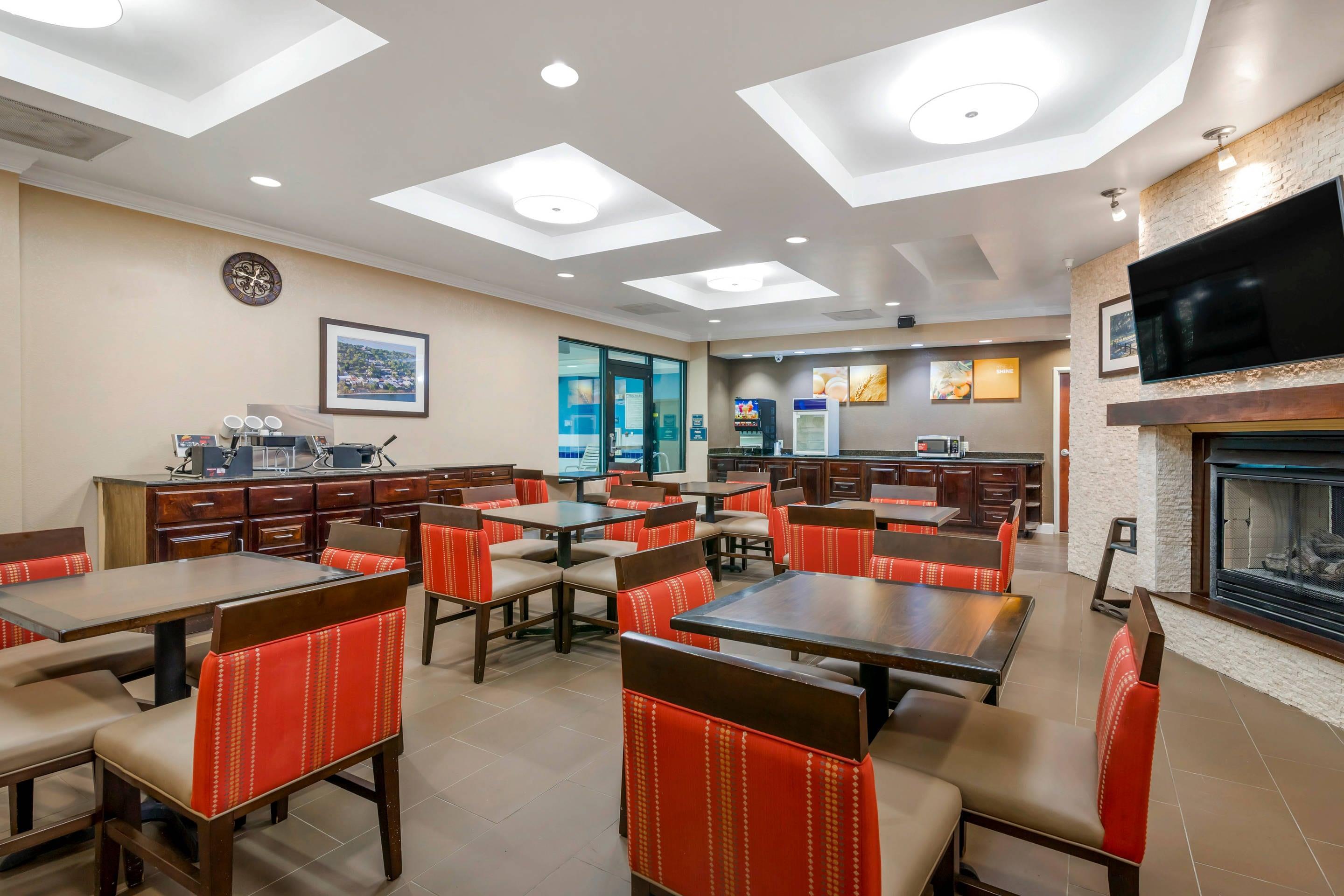 Breakfast area | Comfort Suites near MCAS Beaufort