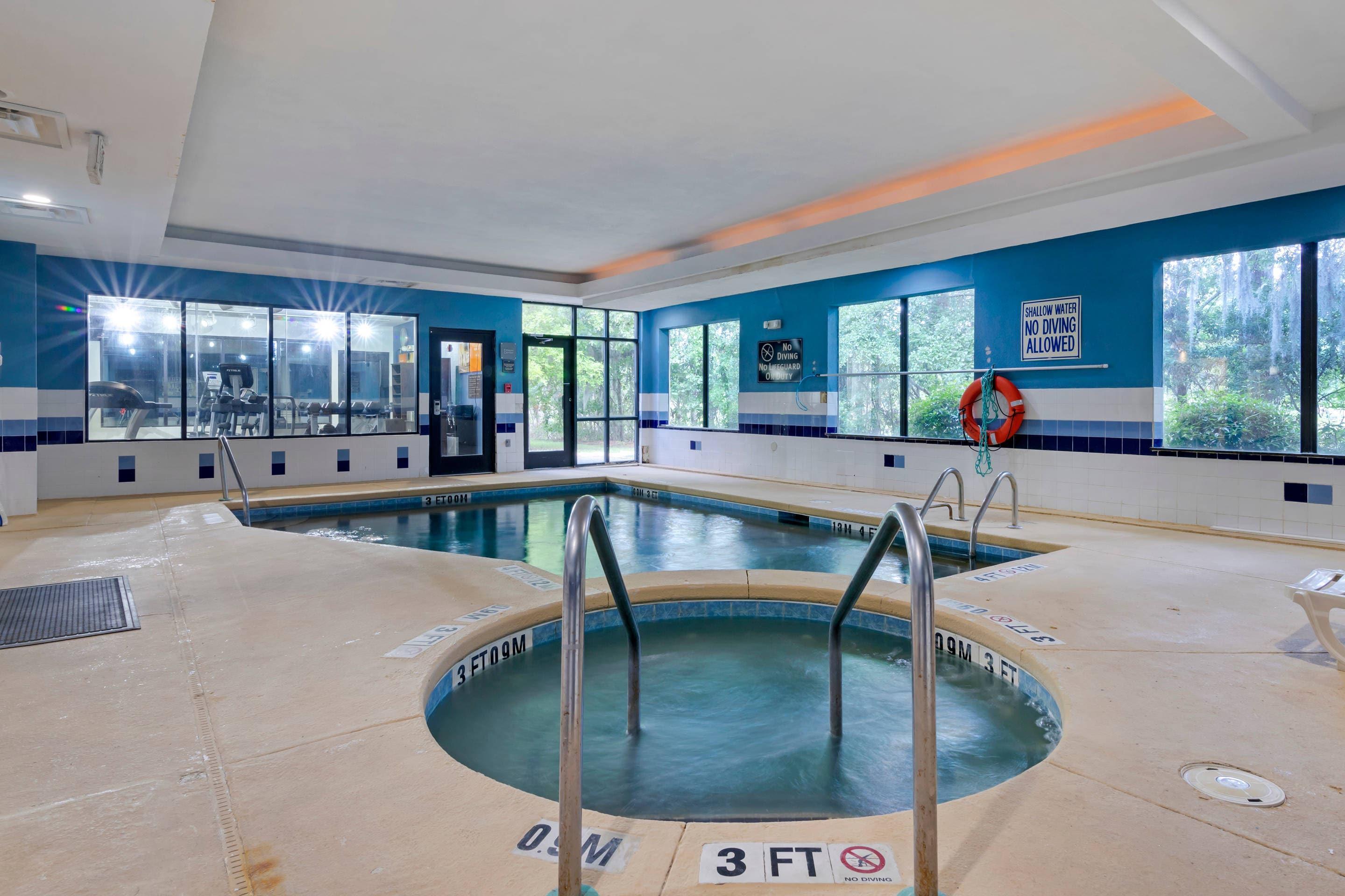 Indoor pool with hot tub | Comfort Suites near MCAS Beaufort