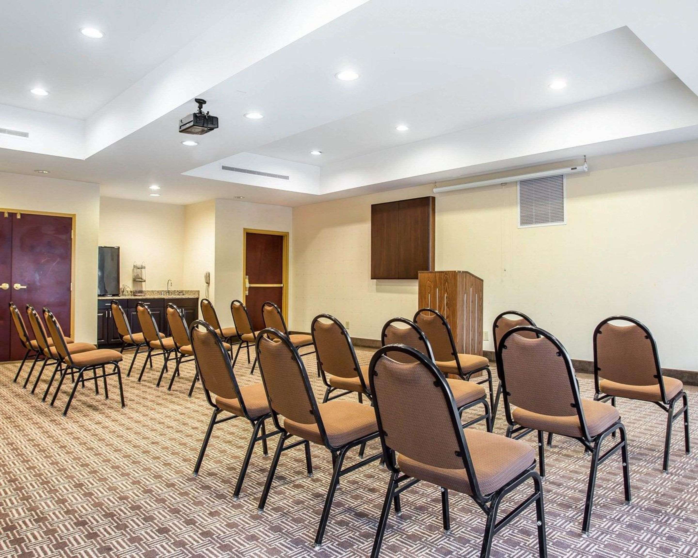 Banquetmeeting room with audiovisual equipment