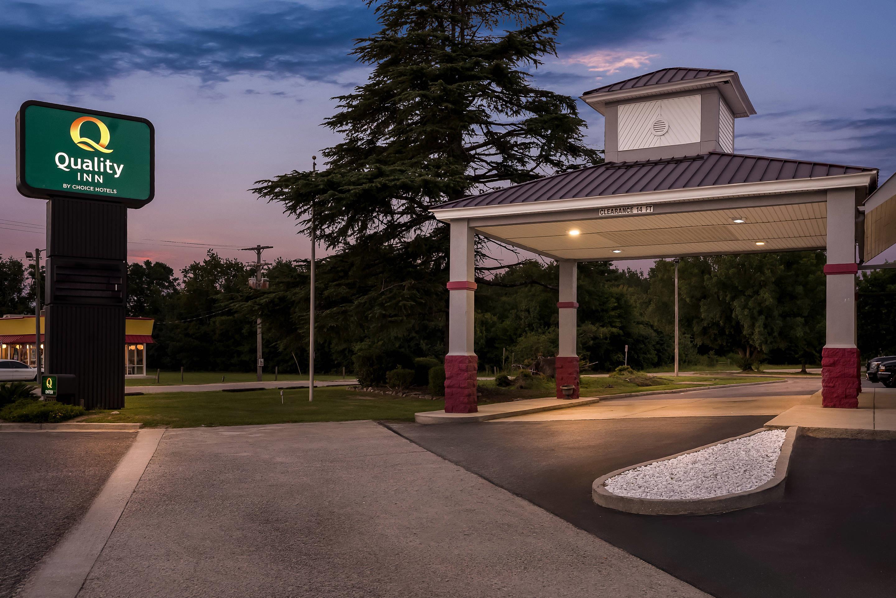 Hotel at night | Quality Inn Aiken