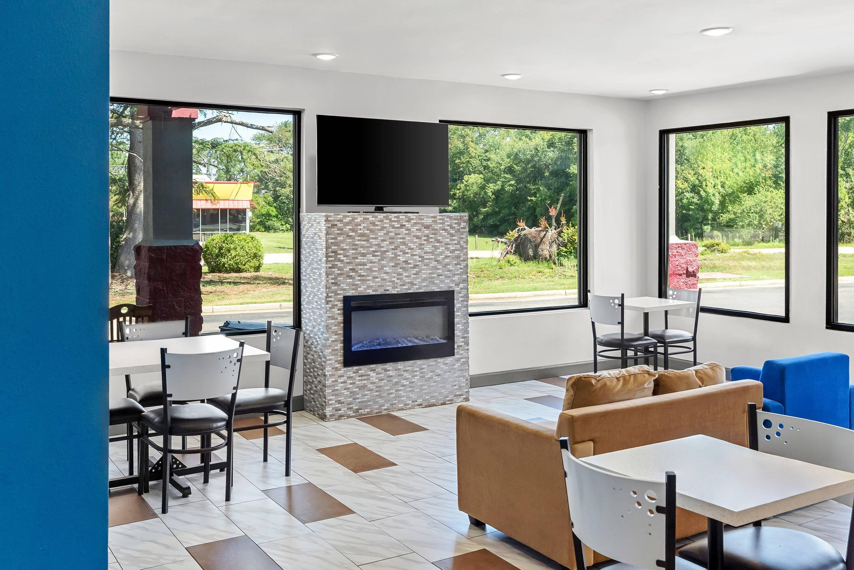 Lobby with sitting area | Quality Inn Aiken