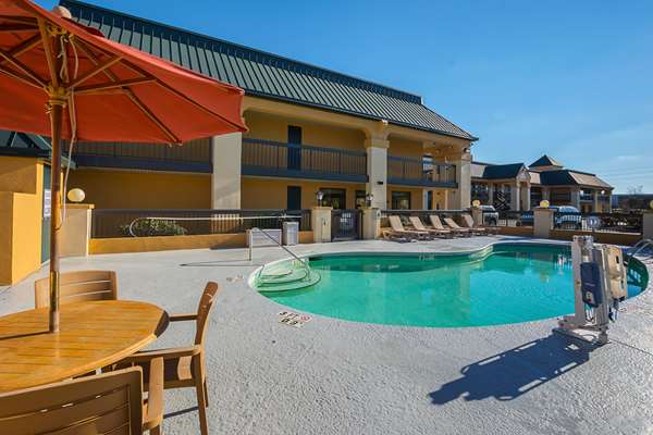 Pool - Quality Inn & Suites Civic Center Florence - I-95, Exit 160