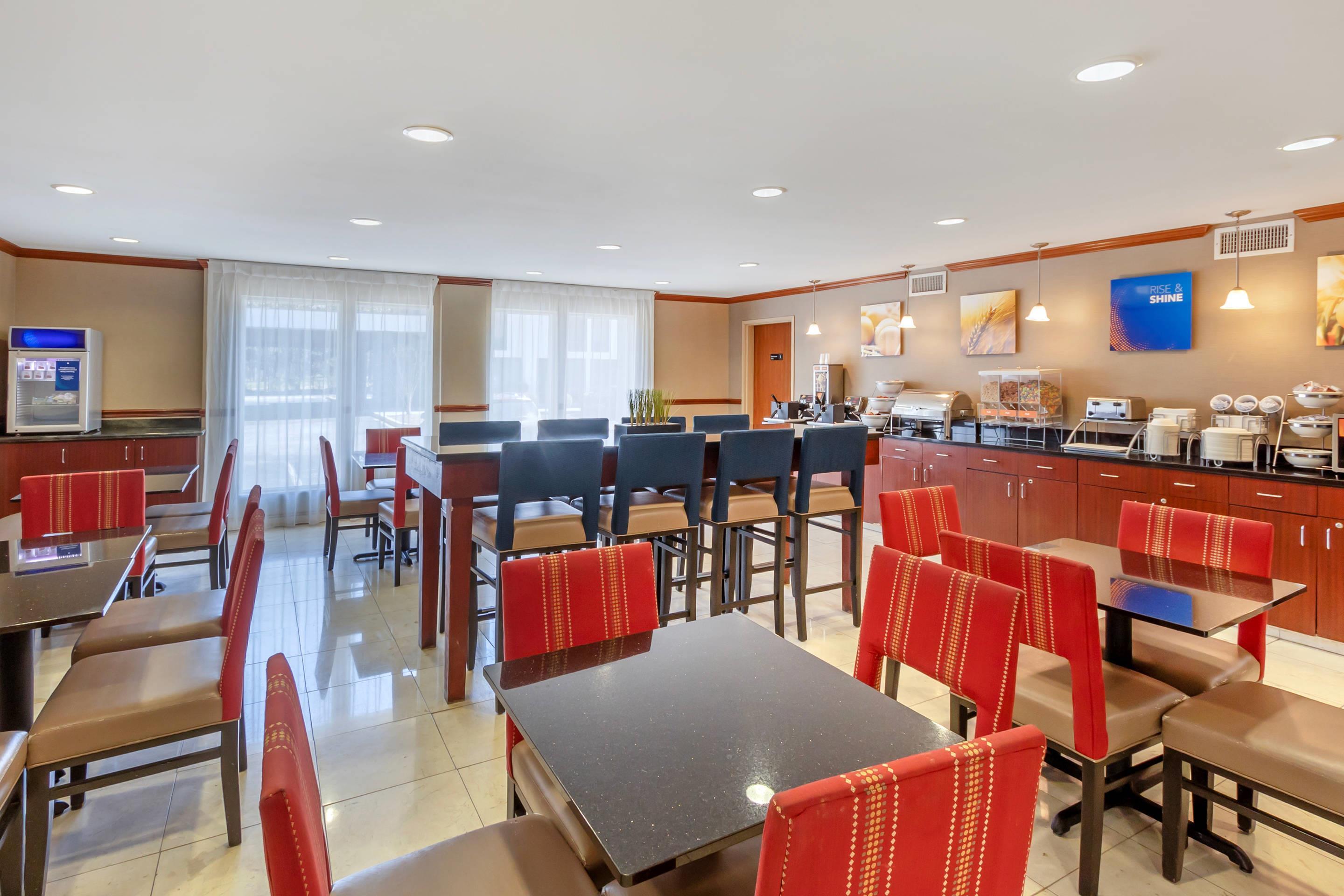 Breakfast area | Comfort Inn & Suites Airport Convention Center