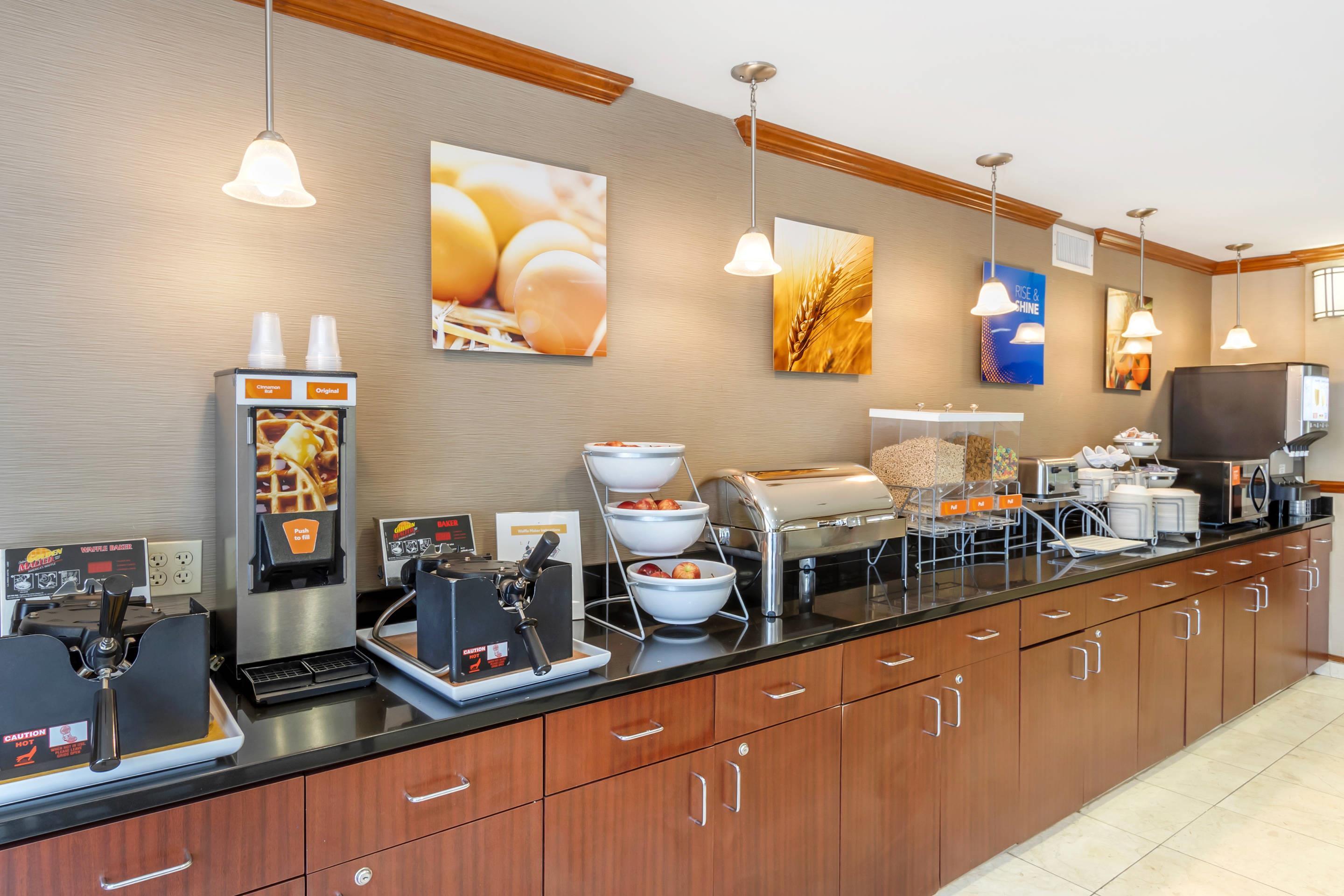 Breakfast area | Comfort Inn & Suites Airport Convention Center