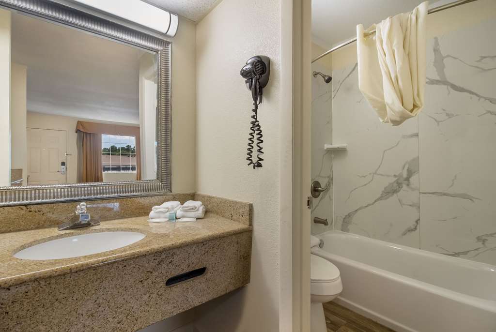 SUBURBAN STUDIOS FLORENCE I-95-guestroom-Guest Room,Bathroom,On-Site.jpg