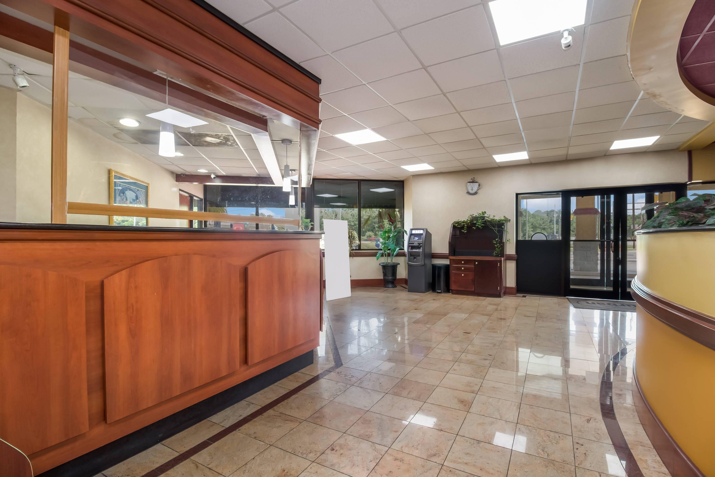 Spacious lobby | Suburban Studios Florence I-95