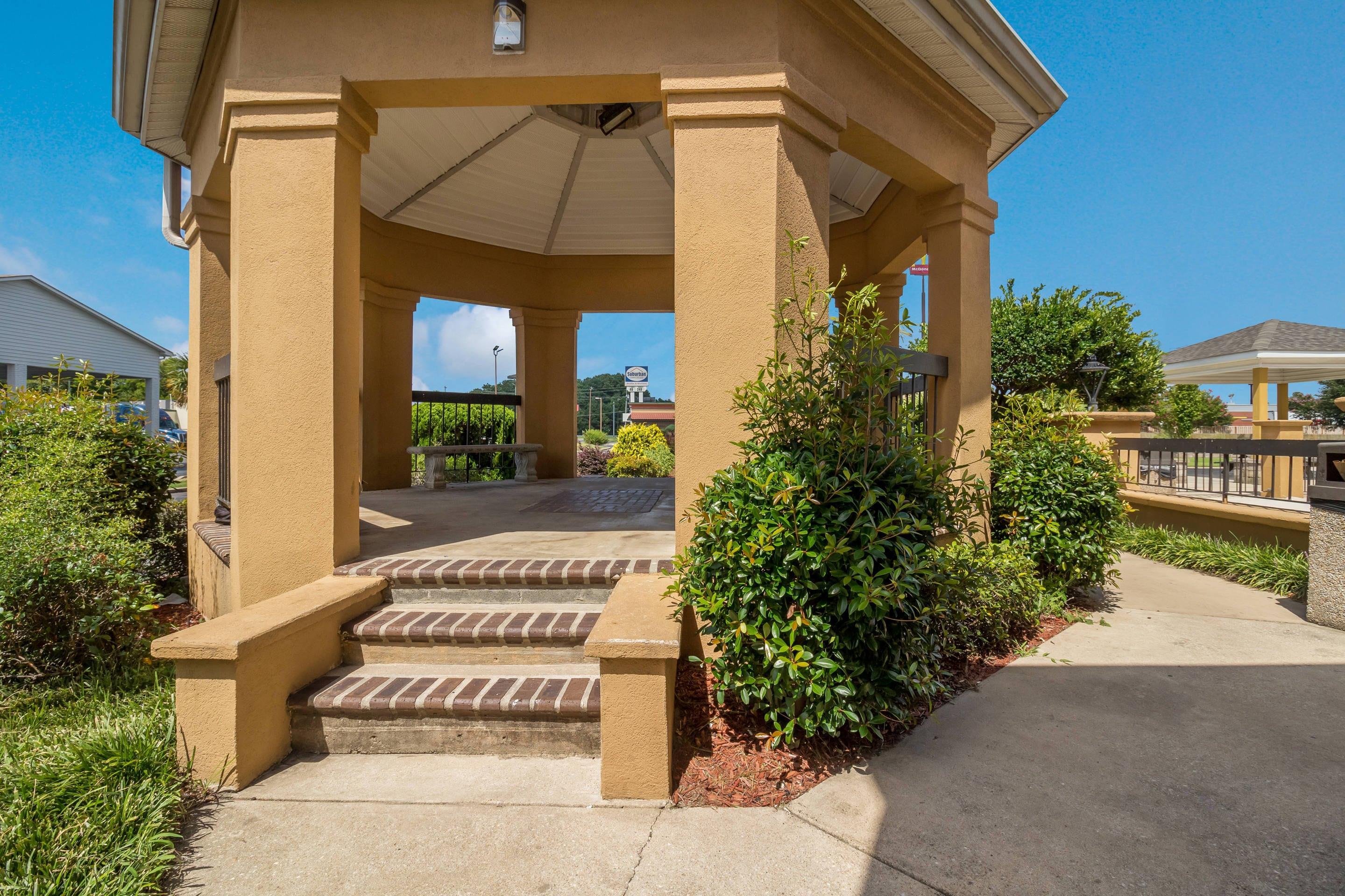 Hotel Gazebo | Suburban Studios Florence I-95